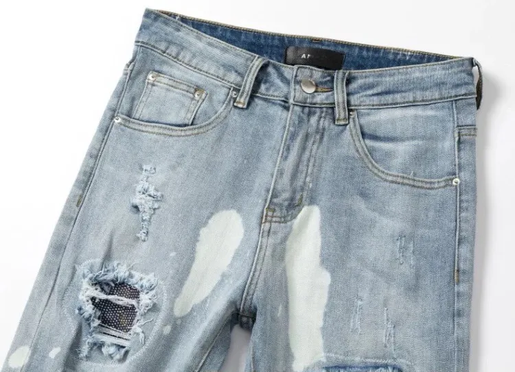 #N17 P246💰 (Top version) AMIRI hot high street jeans slim fit stretch washed knife cut trousers for men AMIRI amiri is transliterated as Emil, which is the name of the founder. Mike Amiri, the founder of amiri, grew up in Los Angeles, USA. He was influenced by local street culture and Punk Rock since he was a child, so he founded the amiri brand named after himself. A variety of trendy clothing meets the needs of different trendy players. Amiri clothing has novel and unique styles and is a well-known street brand in the United States. The styles and styles of many clothes are loved by many street photographers. The various clothing styles meet the dressing needs of different people, show their unique temperament, and show the trend of dressing. amiri's jeans are relatively famous. Not only do they have many styles, but the quality of the jeans is also very good. Many celebrities have also worn amiri brand jeans. Color: Picture color Size: 28, 30, 32, 34, 36 28 30 32 34 36 Waist 71 76 81 86 91 Qianlang 26.5 27.5 28.5 29.5 30.5 Hou Lang 37 38 39 40 41 Foot 14 14.8 15.6 16.4 17.2 Foreign Minister 100 102 104 106 107