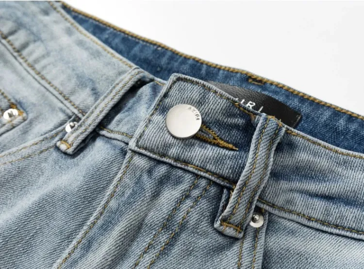 #N17 P246💰 (Top version) AMIRI hot high street jeans slim fit stretch washed knife cut trousers for men AMIRI amiri is transliterated as Emil, which is the name of the founder. Mike Amiri, the founder of amiri, grew up in Los Angeles, USA. He was influenced by local street culture and Punk Rock since he was a child, so he founded the amiri brand named after himself. A variety of trendy clothing meets the needs of different trendy players. Amiri clothing has novel and unique styles and is a well-known street brand in the United States. The styles and styles of many clothes are loved by many street photographers. The various clothing styles meet the dressing needs of different people, show their unique temperament, and show the trend of dressing. amiri's jeans are relatively famous. Not only do they have many styles, but the quality of the jeans is also very good. Many celebrities have also worn amiri brand jeans. Color: Picture color Size: 28, 30, 32, 34, 36 28 30 32 34 36 Waist 71 76 81 86 91 Qianlang 26.5 27.5 28.5 29.5 30.5 Hou Lang 37 38 39 40 41 Foot 14 14.8 15.6 16.4 17.2 Foreign Minister 100 102 104 106 107