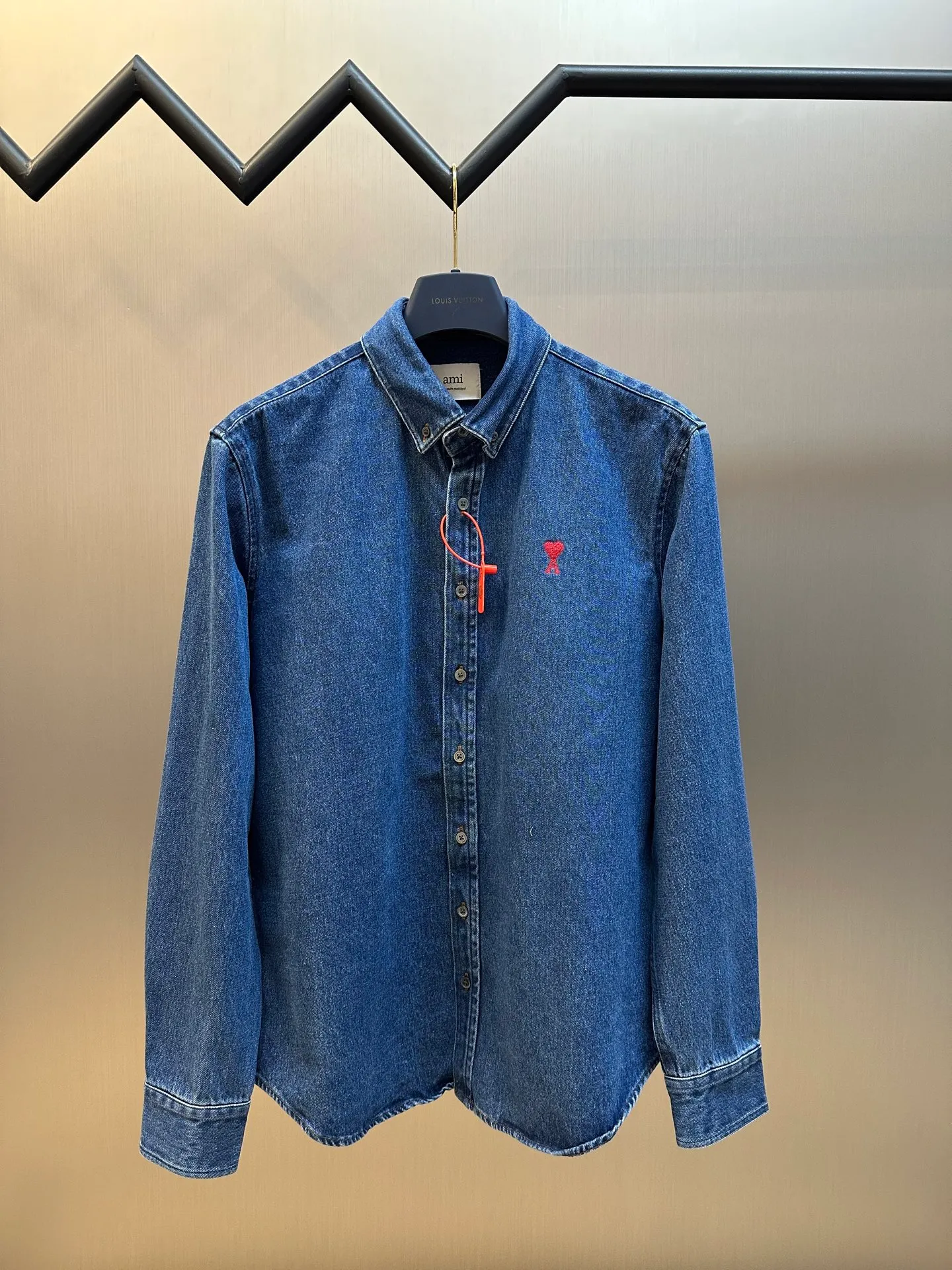 🅿️480 Ami Paris denim shirt jacket. Customized cotton essence denim fabric with a deep denim blue background and a bright red heart on the chest, injecting agility and elegance into the tough denim.  Using sand-fried hand-rubbing technology, the surface of the denim material will be naturally faded and worn by processing on a sand-fried sand machine. Then, special tools are used to physically damage the surface of the jeans by hand, maintaining the original texture and details while increasing its uniqueness. Stir-fried snowballs, stir-fried salt, specially prepare the corresponding solution, add a certain amount of dye, soak the denim material in it to absorb the solvent, and then scrub and dry it to further fade and oxidize it.  size：s m l xl