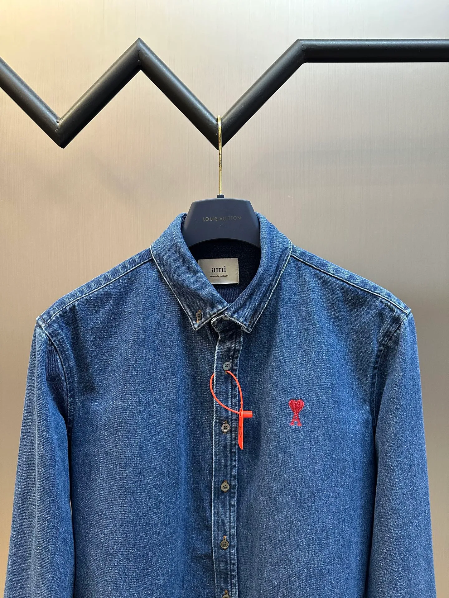 🅿️480 Ami Paris denim shirt jacket. Customized cotton essence denim fabric with a deep denim blue background and a bright red heart on the chest, injecting agility and elegance into the tough denim.  Using sand-fried hand-rubbing technology, the surface of the denim material will be naturally faded and worn by processing on a sand-fried sand machine. Then, special tools are used to physically damage the surface of the jeans by hand, maintaining the original texture and details while increasing its uniqueness. Stir-fried snowballs, stir-fried salt, specially prepare the corresponding solution, add a certain amount of dye, soak the denim material in it to absorb the solvent, and then scrub and dry it to further fade and oxidize it.  size：s m l xl