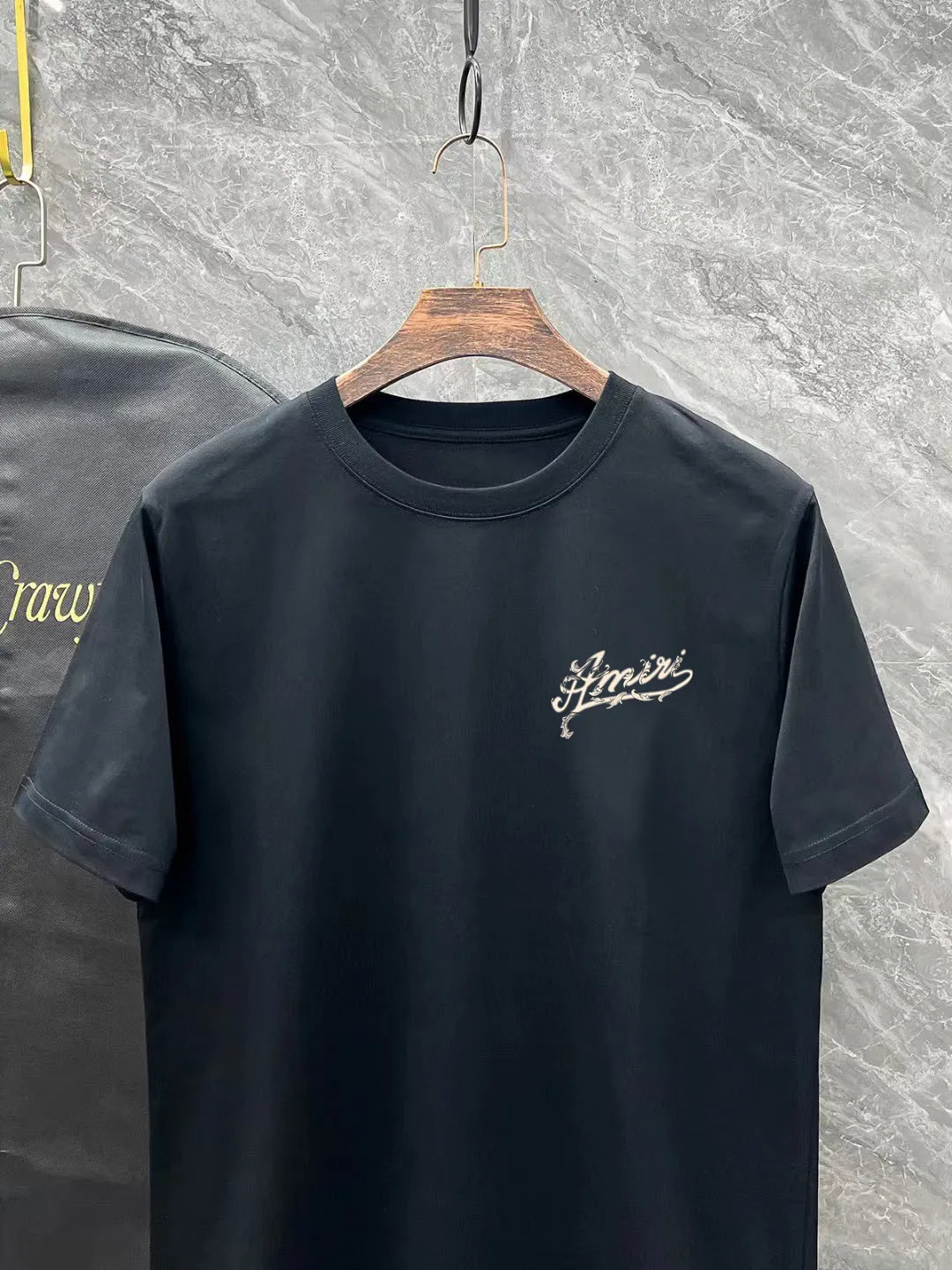 P150 AMIRI# 2025 spring and summer new style debut counter, the latest short-sleeved round neck T-shirt, high-end custom design, avant-garde and fashionable! The brand logo is designed with heavy craftsmanship. High-end customized 250g Xinjiang long-staple cotton fabric. Soft to the touch. Comfortable to wear. Exquisite stitching at the counter level. Fine workmanship. The upper body effect is incomparably handsome! A must-have item for a stylish man! Color: black. White! Size: S M L