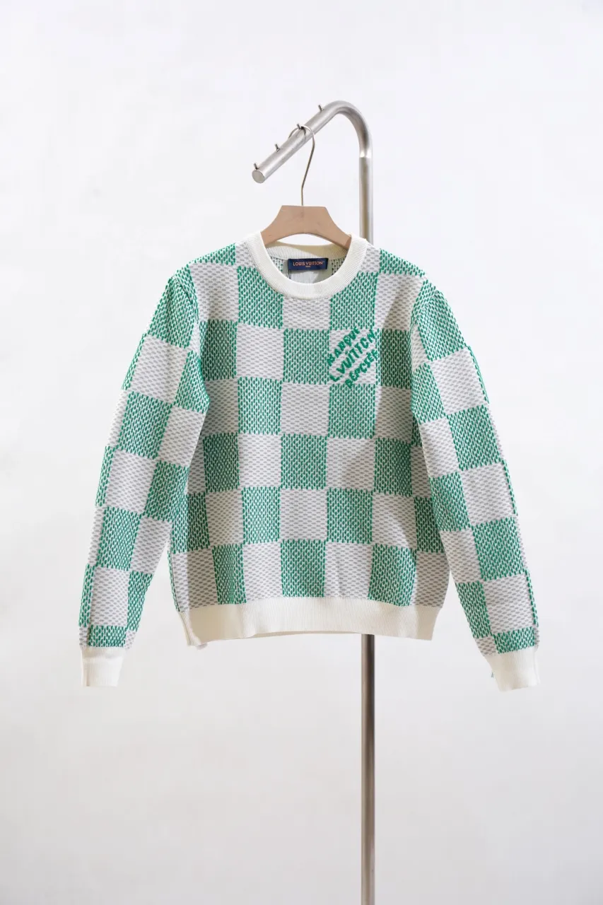 LV 2024FW Autumn and Winter New Style Flying knitted long-sleeved crew neck sweater Imported machine double-sided three-dimensional jacquard Full-width Light Damier jacquard presents texture effect Marque L. Vuitton déposée logo Integrated into chest pattern Knitted rib collar, cuffs and hem Classic cut Uniform for men and women Size: S M L XL