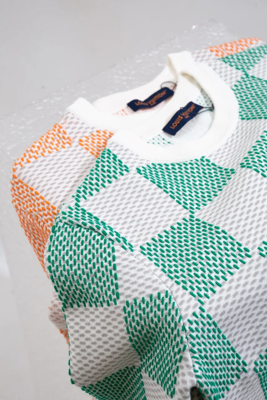 LV 2024FW Autumn and Winter New Style Flying knitted long-sleeved crew neck sweater Imported machine double-sided three-dimensional jacquard Full-width Light Damier jacquard presents texture effect Marque L. Vuitton déposée logo Integrated into chest pattern Knitted rib collar, cuffs and hem Classic cut Uniform for men and women Size: S M L XL