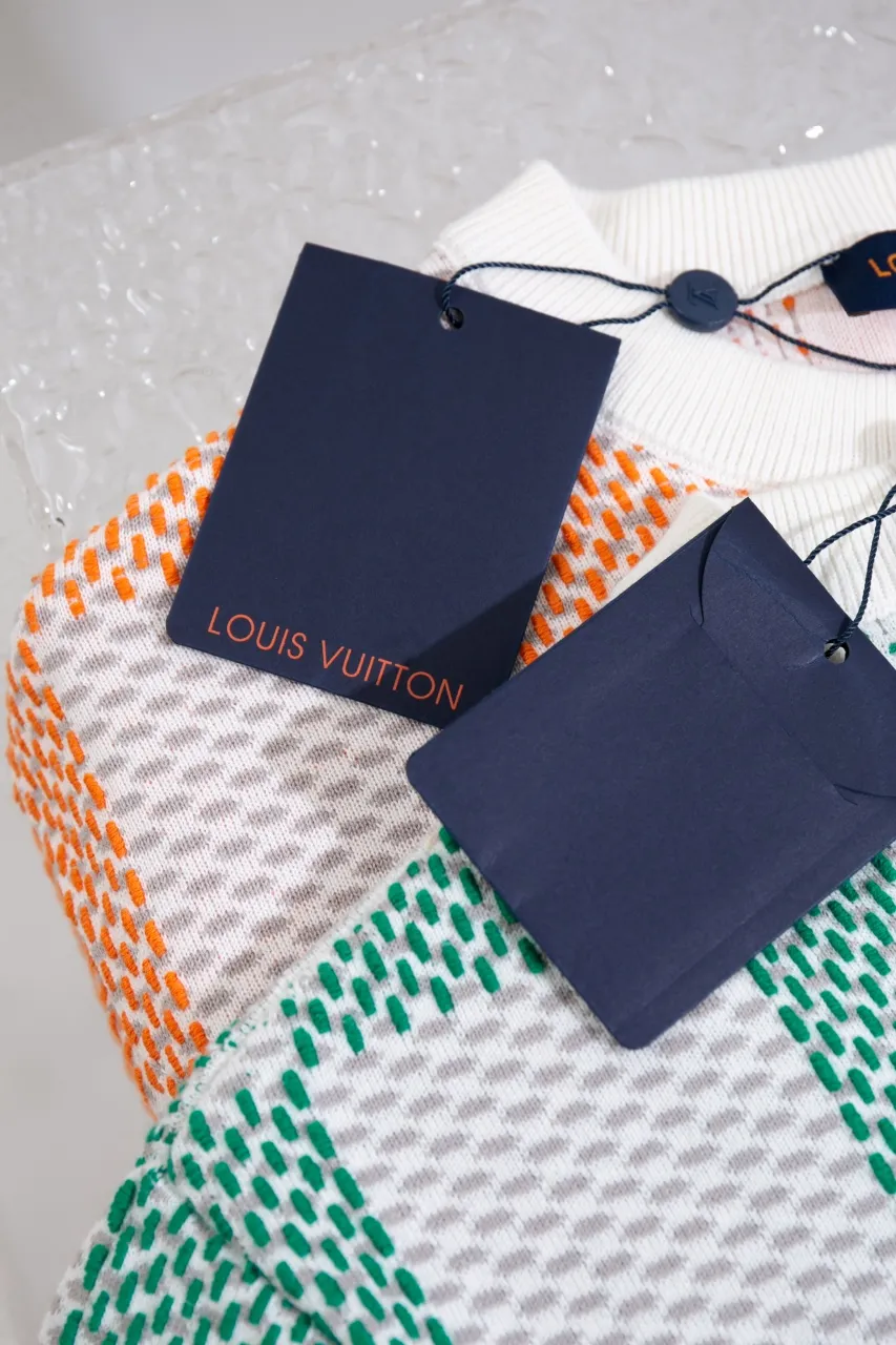 LV 2024FW Autumn and Winter New Style Flying knitted long-sleeved crew neck sweater Imported machine double-sided three-dimensional jacquard Full-width Light Damier jacquard presents texture effect Marque L. Vuitton déposée logo Integrated into chest pattern Knitted rib collar, cuffs and hem Classic cut Uniform for men and women Size: S M L XL