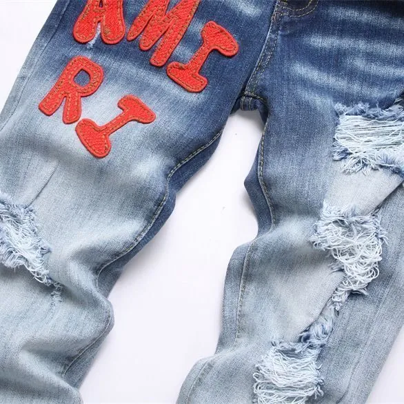 #M39 P168💰 Amiri classic embroidered patched leather distressed lettered jeans. Slim fit jeans. Produced by a major washed factory. Full of high-end. Partial destruction of the knees and patchwork design. Already used as a facade design. Leather waist nameplate. The focus of this style is not on the washing, but on the destroyed shape and version. The secret lies in the craftsmanship of the master. The cost of post-processing, grinding, cutting, etc. is far beyond the cost of assembly line products. Color: Picture color Size: 30-32-34-36