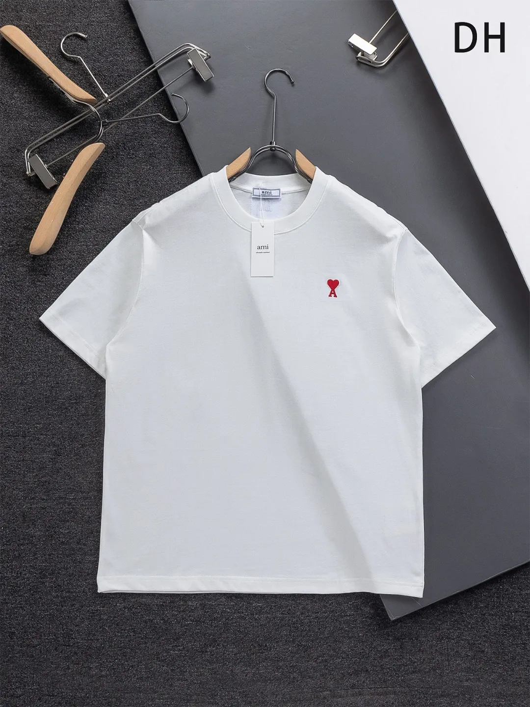 🅿️190 AMI Paris Ami ami ami love slightly wide version S-XL LV 26ss new products are available at the counter simultaneously. Multiple craftsmanship. Red small heart logo on the chest🪡 embroidery. Round neck short-sleeved T-shirt, same style for men and women! Consigned to one-to-one creation. Synchronized with the official website, pure cotton fabrics at the counter! It is close to the skin and comfortable, durable and easy to wear. It has a classic and simple logo design and meticulous original craftsmanship. Short-sleeves, a must-have item for men, do not appear to be the same for the general public, but must be unique and eye-catching. This LV short-sleeve is all about quality, comfort, and the same shape and fashion as always, including fabrics and tailoring techniques. We have put a lot of effort into it! 320 grams of washed pure cotton fabric, pure cotton is breathable, very refreshing and comfortable for daily wear. The rib knitting on the neckline is smooth and tight, and the neckline will not be skewed if you toss it casually. The loose version, you will find that it looks really good on the upper body. The overall is minimalist and neat, super versatile for daily use! Pair it casually with a pair of pants for a youthful look. A T-shirt will make your outfit crazy. It is a fashionable item that can never go wrong! Color: Black White Size: S-XL Size chart: S: Shoulder width 50-Bust 56-Length 70 M: Shoulder width 52-Bust 57-Length 72 L: Shoulder width 54-Bust 59-Length 74 XL: Shoulder width 56-Bust 62-Length 76