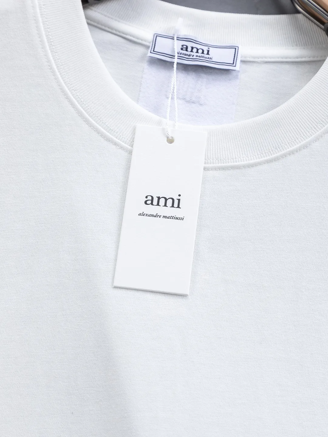 🅿️190 AMI Paris Ami ami ami love slightly wide version S-XL LV 26ss new products are available at the counter simultaneously. Multiple craftsmanship. Red small heart logo on the chest🪡 embroidery. Round neck short-sleeved T-shirt, same style for men and women! Consigned to one-to-one creation. Synchronized with the official website, pure cotton fabrics at the counter! It is close to the skin and comfortable, durable and easy to wear. It has a classic and simple logo design and meticulous original craftsmanship. Short-sleeves, a must-have item for men, do not appear to be the same for the general public, but must be unique and eye-catching. This LV short-sleeve is all about quality, comfort, and the same shape and fashion as always, including fabrics and tailoring techniques. We have put a lot of effort into it! 320 grams of washed pure cotton fabric, pure cotton is breathable, very refreshing and comfortable for daily wear. The rib knitting on the neckline is smooth and tight, and the neckline will not be skewed if you toss it casually. The loose version, you will find that it looks really good on the upper body. The overall is minimalist and neat, super versatile for daily use! Pair it casually with a pair of pants for a youthful look. A T-shirt will make your outfit crazy. It is a fashionable item that can never go wrong! Color: Black White Size: S-XL Size chart: S: Shoulder width 50-Bust 56-Length 70 M: Shoulder width 52-Bust 57-Length 72 L: Shoulder width 54-Bust 59-Length 74 XL: Shoulder width 56-Bust 62-Length 76