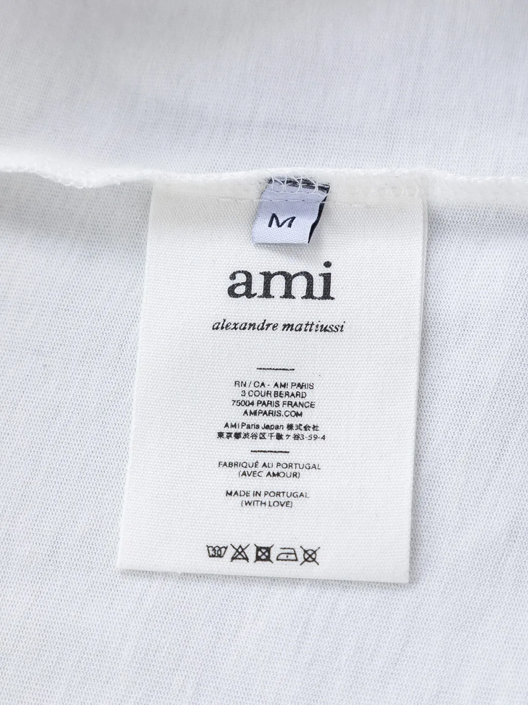 🅿️190 AMI Paris Ami ami ami love slightly wide version S-XL LV 26ss new products are available at the counter simultaneously. Multiple craftsmanship. Red small heart logo on the chest🪡 embroidery. Round neck short-sleeved T-shirt, same style for men and women! Consigned to one-to-one creation. Synchronized with the official website, pure cotton fabrics at the counter! It is close to the skin and comfortable, durable and easy to wear. It has a classic and simple logo design and meticulous original craftsmanship. Short-sleeves, a must-have item for men, do not appear to be the same for the general public, but must be unique and eye-catching. This LV short-sleeve is all about quality, comfort, and the same shape and fashion as always, including fabrics and tailoring techniques. We have put a lot of effort into it! 320 grams of washed pure cotton fabric, pure cotton is breathable, very refreshing and comfortable for daily wear. The rib knitting on the neckline is smooth and tight, and the neckline will not be skewed if you toss it casually. The loose version, you will find that it looks really good on the upper body. The overall is minimalist and neat, super versatile for daily use! Pair it casually with a pair of pants for a youthful look. A T-shirt will make your outfit crazy. It is a fashionable item that can never go wrong! Color: Black White Size: S-XL Size chart: S: Shoulder width 50-Bust 56-Length 70 M: Shoulder width 52-Bust 57-Length 72 L: Shoulder width 54-Bust 59-Length 74 XL: Shoulder width 56-Bust 62-Length 76