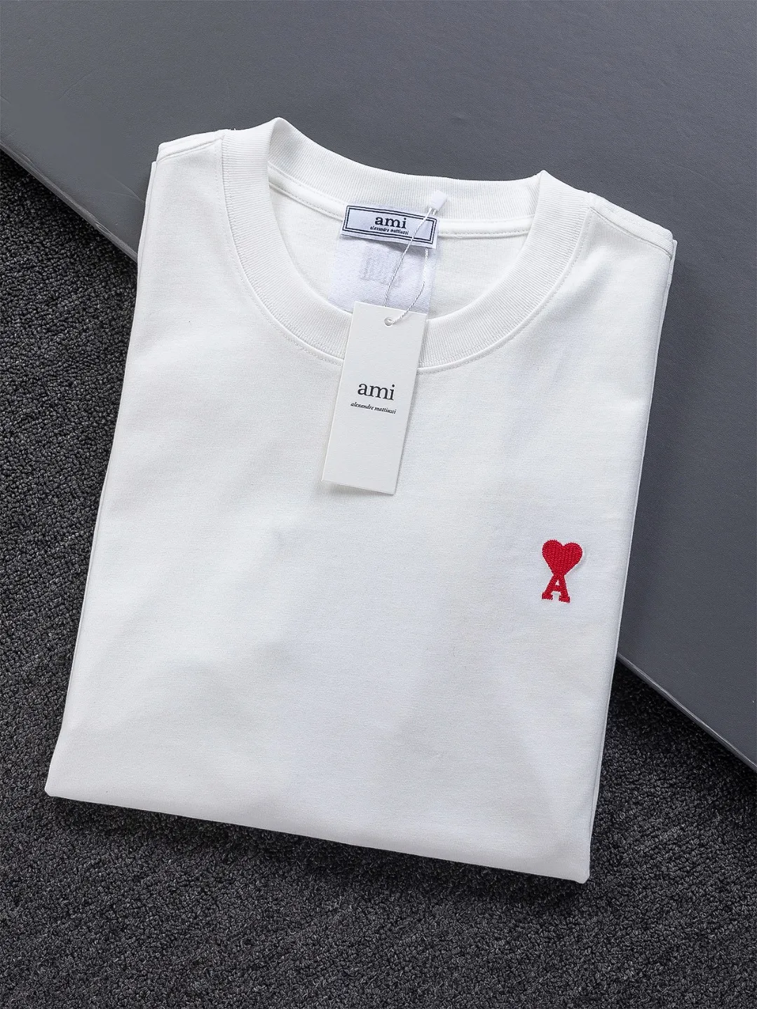 🅿️190 AMI Paris Ami ami ami love slightly wide version S-XL LV 26ss new products are available at the counter simultaneously. Multiple craftsmanship. Red small heart logo on the chest🪡 embroidery. Round neck short-sleeved T-shirt, same style for men and women! Consigned to one-to-one creation. Synchronized with the official website, pure cotton fabrics at the counter! It is close to the skin and comfortable, durable and easy to wear. It has a classic and simple logo design and meticulous original craftsmanship. Short-sleeves, a must-have item for men, do not appear to be the same for the general public, but must be unique and eye-catching. This LV short-sleeve is all about quality, comfort, and the same shape and fashion as always, including fabrics and tailoring techniques. We have put a lot of effort into it! 320 grams of washed pure cotton fabric, pure cotton is breathable, very refreshing and comfortable for daily wear. The rib knitting on the neckline is smooth and tight, and the neckline will not be skewed if you toss it casually. The loose version, you will find that it looks really good on the upper body. The overall is minimalist and neat, super versatile for daily use! Pair it casually with a pair of pants for a youthful look. A T-shirt will make your outfit crazy. It is a fashionable item that can never go wrong! Color: Black White Size: S-XL Size chart: S: Shoulder width 50-Bust 56-Length 70 M: Shoulder width 52-Bust 57-Length 72 L: Shoulder width 54-Bust 59-Length 74 XL: Shoulder width 56-Bust 62-Length 76