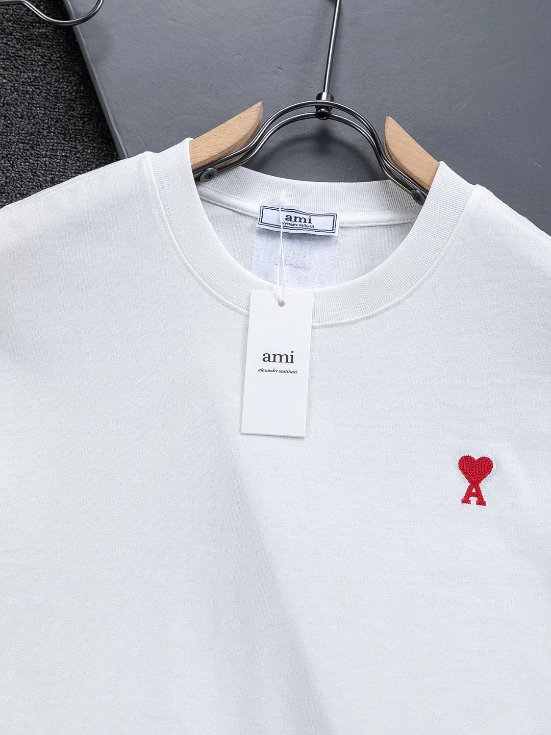 🅿️190 AMI Paris Ami ami ami love slightly wide version S-XL LV 26ss new products are available at the counter simultaneously. Multiple craftsmanship. Red small heart logo on the chest🪡 embroidery. Round neck short-sleeved T-shirt, same style for men and women! Consigned to one-to-one creation. Synchronized with the official website, pure cotton fabrics at the counter! It is close to the skin and comfortable, durable and easy to wear. It has a classic and simple logo design and meticulous original craftsmanship. Short-sleeves, a must-have item for men, do not appear to be the same for the general public, but must be unique and eye-catching. This LV short-sleeve is all about quality, comfort, and the same shape and fashion as always, including fabrics and tailoring techniques. We have put a lot of effort into it! 320 grams of washed pure cotton fabric, pure cotton is breathable, very refreshing and comfortable for daily wear. The rib knitting on the neckline is smooth and tight, and the neckline will not be skewed if you toss it casually. The loose version, you will find that it looks really good on the upper body. The overall is minimalist and neat, super versatile for daily use! Pair it casually with a pair of pants for a youthful look. A T-shirt will make your outfit crazy. It is a fashionable item that can never go wrong! Color: Black White Size: S-XL Size chart: S: Shoulder width 50-Bust 56-Length 70 M: Shoulder width 52-Bust 57-Length 72 L: Shoulder width 54-Bust 59-Length 74 XL: Shoulder width 56-Bust 62-Length 76