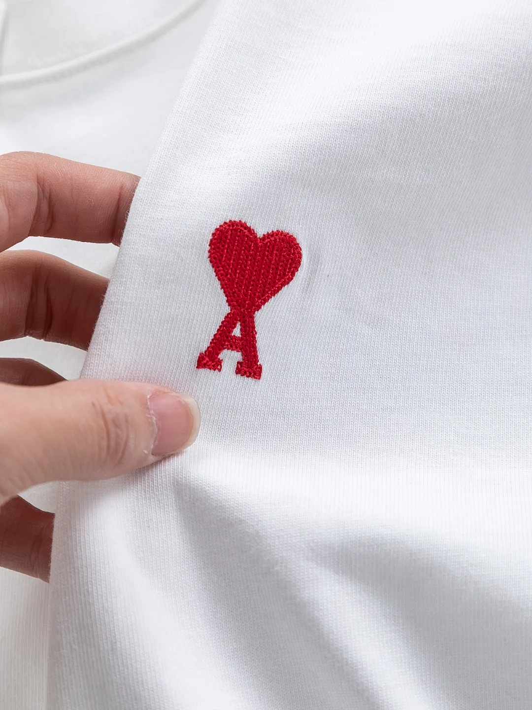 🅿️190 AMI Paris Ami ami ami love slightly wide version S-XL LV 26ss new products are available at the counter simultaneously. Multiple craftsmanship. Red small heart logo on the chest🪡 embroidery. Round neck short-sleeved T-shirt, same style for men and women! Consigned to one-to-one creation. Synchronized with the official website, pure cotton fabrics at the counter! It is close to the skin and comfortable, durable and easy to wear. It has a classic and simple logo design and meticulous original craftsmanship. Short-sleeves, a must-have item for men, do not appear to be the same for the general public, but must be unique and eye-catching. This LV short-sleeve is all about quality, comfort, and the same shape and fashion as always, including fabrics and tailoring techniques. We have put a lot of effort into it! 320 grams of washed pure cotton fabric, pure cotton is breathable, very refreshing and comfortable for daily wear. The rib knitting on the neckline is smooth and tight, and the neckline will not be skewed if you toss it casually. The loose version, you will find that it looks really good on the upper body. The overall is minimalist and neat, super versatile for daily use! Pair it casually with a pair of pants for a youthful look. A T-shirt will make your outfit crazy. It is a fashionable item that can never go wrong! Color: Black White Size: S-XL Size chart: S: Shoulder width 50-Bust 56-Length 70 M: Shoulder width 52-Bust 57-Length 72 L: Shoulder width 54-Bust 59-Length 74 XL: Shoulder width 56-Bust 62-Length 76