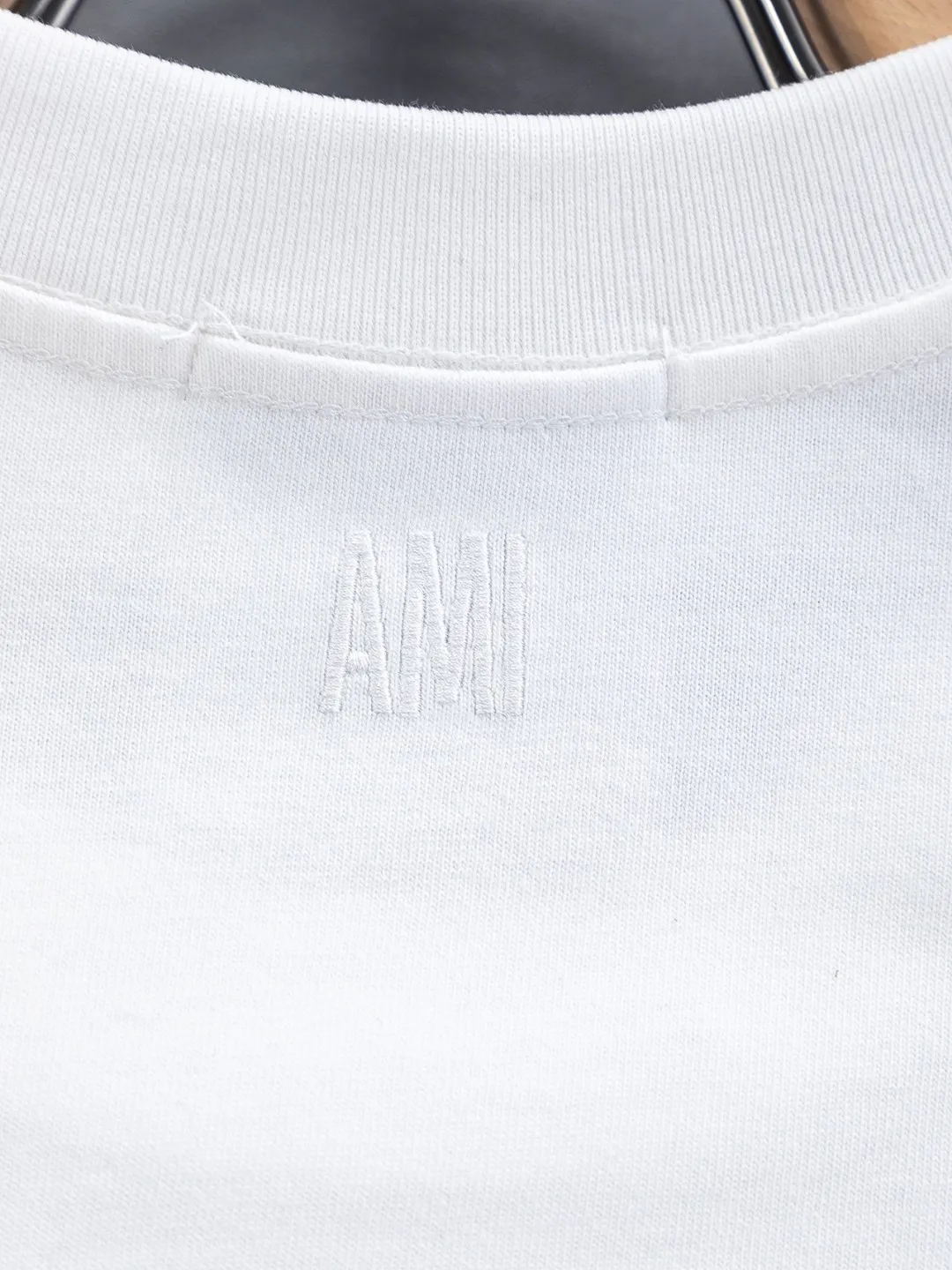 🅿️190 AMI Paris Ami ami ami love slightly wide version S-XL LV 26ss new products are available at the counter simultaneously. Multiple craftsmanship. Red small heart logo on the chest🪡 embroidery. Round neck short-sleeved T-shirt, same style for men and women! Consigned to one-to-one creation. Synchronized with the official website, pure cotton fabrics at the counter! It is close to the skin and comfortable, durable and easy to wear. It has a classic and simple logo design and meticulous original craftsmanship. Short-sleeves, a must-have item for men, do not appear to be the same for the general public, but must be unique and eye-catching. This LV short-sleeve is all about quality, comfort, and the same shape and fashion as always, including fabrics and tailoring techniques. We have put a lot of effort into it! 320 grams of washed pure cotton fabric, pure cotton is breathable, very refreshing and comfortable for daily wear. The rib knitting on the neckline is smooth and tight, and the neckline will not be skewed if you toss it casually. The loose version, you will find that it looks really good on the upper body. The overall is minimalist and neat, super versatile for daily use! Pair it casually with a pair of pants for a youthful look. A T-shirt will make your outfit crazy. It is a fashionable item that can never go wrong! Color: Black White Size: S-XL Size chart: S: Shoulder width 50-Bust 56-Length 70 M: Shoulder width 52-Bust 57-Length 72 L: Shoulder width 54-Bust 59-Length 74 XL: Shoulder width 56-Bust 62-Length 76