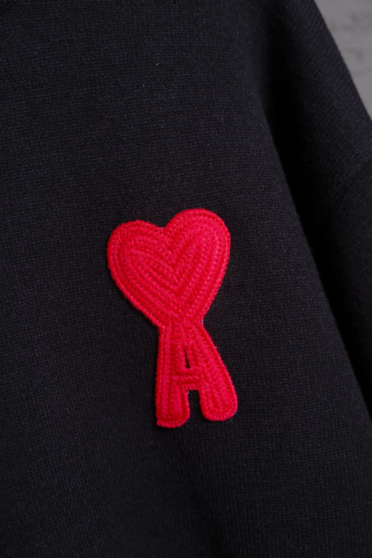 P170 AMI's new classic love chapter crew neck sweater, the highest version, supports comparison, color: black, size: S-XL