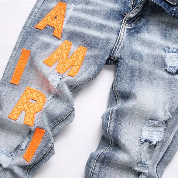P180 Top replica AMIRI splash-ink medal patch embroidered jeans trousers AMIRI high street basic ripped tight stretch jeans trousers Amiriamiri is transliterated as Emil, which is the name of the founder. Mike Amiri, the founder of amiri, grew up in Los Angeles, USA. He was influenced by the local street culture Rock since he was a child, so he founded the amiri brand named after himself. A variety of trendy brand clothing meets the needs of different fashion players. Amiri clothing has novel and unique styles and is a well-known street brand in the United States. Many of its styles and styles are loved by many street photographers. Various clothing styles meet the needs of different people, show their unique temperament, and show the trend of dressing. amiri's jeans are relatively famous. Not only do they have many styles, but the quality of the jeans is also very good. Many celebrities have also worn amiri brand jeans.  The jeans of the amiri brand break through the production process and cutting of the original jeans. The fabrics are relatively soft and comfortable, and are not as hard as some jeans, which can irritate the skin and cause the skin to bleed when worn. Los Angeles trendy brand Amiri's jeans are made with great detail from tailoring to texture, adding wrinkles, bullet holes, damage and other details to add to the trendiness of the jeans. You can choose the style that suits you according to your own needs. Only when you wear a suitable style can you have a certain sense of fashion.  In recent years, high street has become a word that appears more and more frequently in men's clothing. High street style has also become an important direction for everyone's matching. High street related items are basically inseparable from oversize or off-shoulder tops. The lower body is matched with trackpants or tight-fitting denim. In my opinion, the most representative one is perhaps annihilation. Color; picture color Size: m l xl xxl