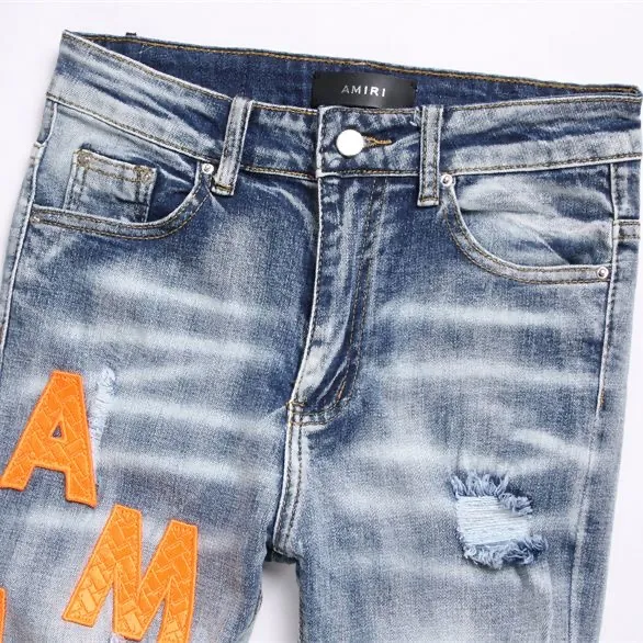 P180 Top replica AMIRI splash-ink medal patch embroidered jeans trousers AMIRI high street basic ripped tight stretch jeans trousers Amiriamiri is transliterated as Emil, which is the name of the founder. Mike Amiri, the founder of amiri, grew up in Los Angeles, USA. He was influenced by the local street culture Rock since he was a child, so he founded the amiri brand named after himself. A variety of trendy brand clothing meets the needs of different fashion players. Amiri clothing has novel and unique styles and is a well-known street brand in the United States. Many of its styles and styles are loved by many street photographers. Various clothing styles meet the needs of different people, show their unique temperament, and show the trend of dressing. amiri's jeans are relatively famous. Not only do they have many styles, but the quality of the jeans is also very good. Many celebrities have also worn amiri brand jeans.  The jeans of the amiri brand break through the production process and cutting of the original jeans. The fabrics are relatively soft and comfortable, and are not as hard as some jeans, which can irritate the skin and cause the skin to bleed when worn. Los Angeles trendy brand Amiri's jeans are made with great detail from tailoring to texture, adding wrinkles, bullet holes, damage and other details to add to the trendiness of the jeans. You can choose the style that suits you according to your own needs. Only when you wear a suitable style can you have a certain sense of fashion.  In recent years, high street has become a word that appears more and more frequently in men's clothing. High street style has also become an important direction for everyone's matching. High street related items are basically inseparable from oversize or off-shoulder tops. The lower body is matched with trackpants or tight-fitting denim. In my opinion, the most representative one is perhaps annihilation. Color; picture color Size: m l xl xxl