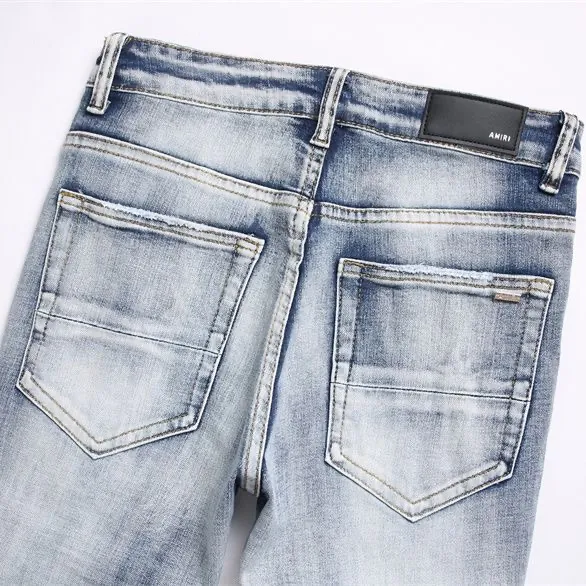 P180 Top replica AMIRI splash-ink medal patch embroidered jeans trousers AMIRI high street basic ripped tight stretch jeans trousers Amiriamiri is transliterated as Emil, which is the name of the founder. Mike Amiri, the founder of amiri, grew up in Los Angeles, USA. He was influenced by the local street culture Rock since he was a child, so he founded the amiri brand named after himself. A variety of trendy brand clothing meets the needs of different fashion players. Amiri clothing has novel and unique styles and is a well-known street brand in the United States. Many of its styles and styles are loved by many street photographers. Various clothing styles meet the needs of different people, show their unique temperament, and show the trend of dressing. amiri's jeans are relatively famous. Not only do they have many styles, but the quality of the jeans is also very good. Many celebrities have also worn amiri brand jeans.  The jeans of the amiri brand break through the production process and cutting of the original jeans. The fabrics are relatively soft and comfortable, and are not as hard as some jeans, which can irritate the skin and cause the skin to bleed when worn. Los Angeles trendy brand Amiri's jeans are made with great detail from tailoring to texture, adding wrinkles, bullet holes, damage and other details to add to the trendiness of the jeans. You can choose the style that suits you according to your own needs. Only when you wear a suitable style can you have a certain sense of fashion.  In recent years, high street has become a word that appears more and more frequently in men's clothing. High street style has also become an important direction for everyone's matching. High street related items are basically inseparable from oversize or off-shoulder tops. The lower body is matched with trackpants or tight-fitting denim. In my opinion, the most representative one is perhaps annihilation. Color; picture color Size: m l xl xxl