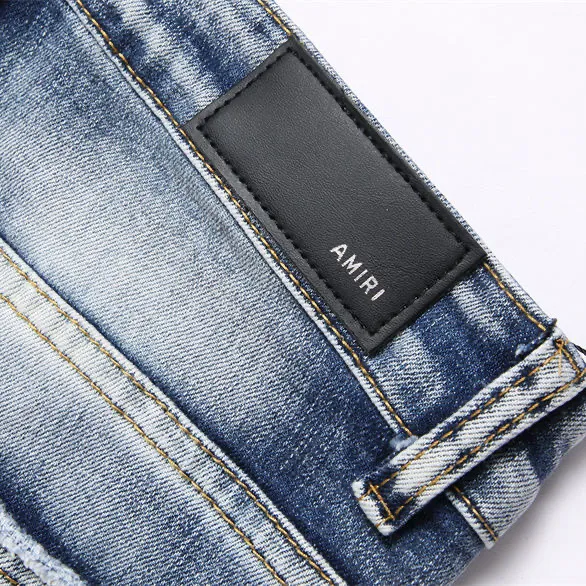 P180 Top replica AMIRI splash-ink medal patch embroidered jeans trousers AMIRI high street basic ripped tight stretch jeans trousers Amiriamiri is transliterated as Emil, which is the name of the founder. Mike Amiri, the founder of amiri, grew up in Los Angeles, USA. He was influenced by the local street culture Rock since he was a child, so he founded the amiri brand named after himself. A variety of trendy brand clothing meets the needs of different fashion players. Amiri clothing has novel and unique styles and is a well-known street brand in the United States. Many of its styles and styles are loved by many street photographers. Various clothing styles meet the needs of different people, show their unique temperament, and show the trend of dressing. amiri's jeans are relatively famous. Not only do they have many styles, but the quality of the jeans is also very good. Many celebrities have also worn amiri brand jeans.  The jeans of the amiri brand break through the production process and cutting of the original jeans. The fabrics are relatively soft and comfortable, and are not as hard as some jeans, which can irritate the skin and cause the skin to bleed when worn. Los Angeles trendy brand Amiri's jeans are made with great detail from tailoring to texture, adding wrinkles, bullet holes, damage and other details to add to the trendiness of the jeans. You can choose the style that suits you according to your own needs. Only when you wear a suitable style can you have a certain sense of fashion.  In recent years, high street has become a word that appears more and more frequently in men's clothing. High street style has also become an important direction for everyone's matching. High street related items are basically inseparable from oversize or off-shoulder tops. The lower body is matched with trackpants or tight-fitting denim. In my opinion, the most representative one is perhaps annihilation. Color; picture color Size: m l xl xxl