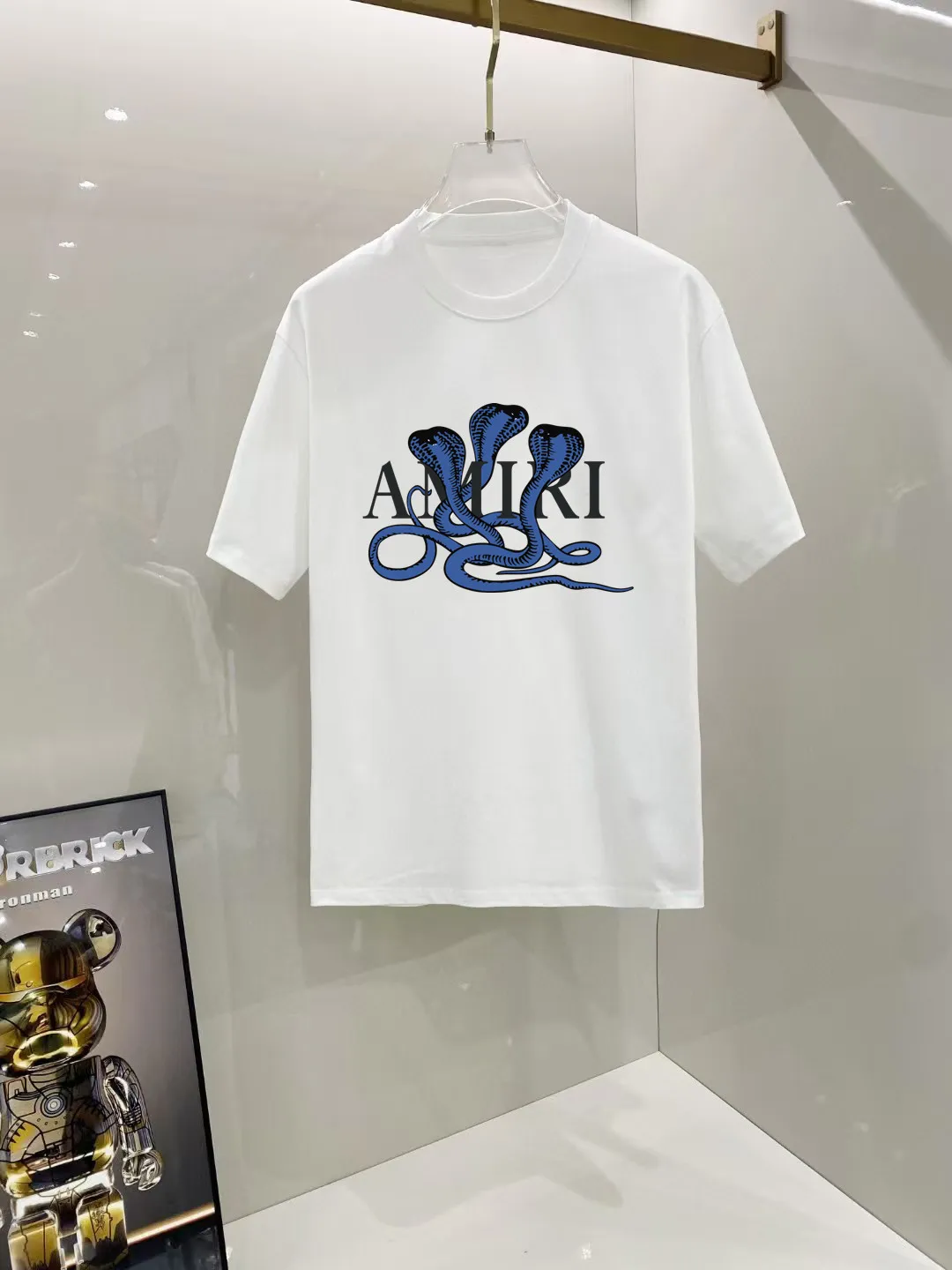 P140 AMIRI# 2025 spring and summer new style debut counter, the latest short-sleeved round neck T-shirt, high-end custom design, avant-garde and fashionable! The brand logo is designed with heavy craftsmanship. High-end customized 250g Xinjiang long-staple cotton fabric. Soft to the touch. Comfortable to wear. Exquisite stitching at the counter level. Fine workmanship. The upper body effect is incomparably handsome! A must-have item for a stylish man! Color: black. White! Size: S M L