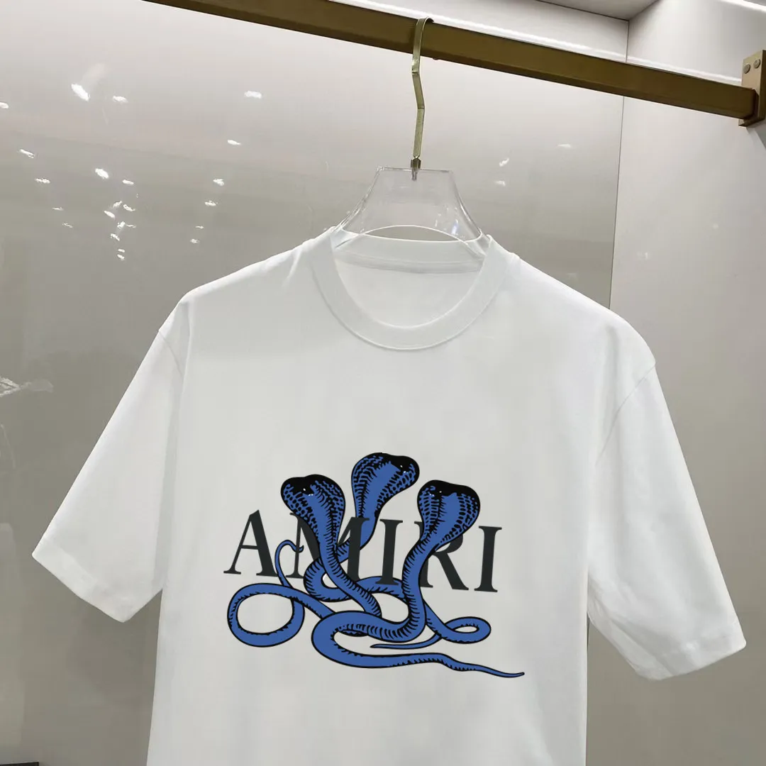 P140 AMIRI# 2025 spring and summer new style debut counter, the latest short-sleeved round neck T-shirt, high-end custom design, avant-garde and fashionable! The brand logo is designed with heavy craftsmanship. High-end customized 250g Xinjiang long-staple cotton fabric. Soft to the touch. Comfortable to wear. Exquisite stitching at the counter level. Fine workmanship. The upper body effect is incomparably handsome! A must-have item for a stylish man! Color: black. White! Size: S M L