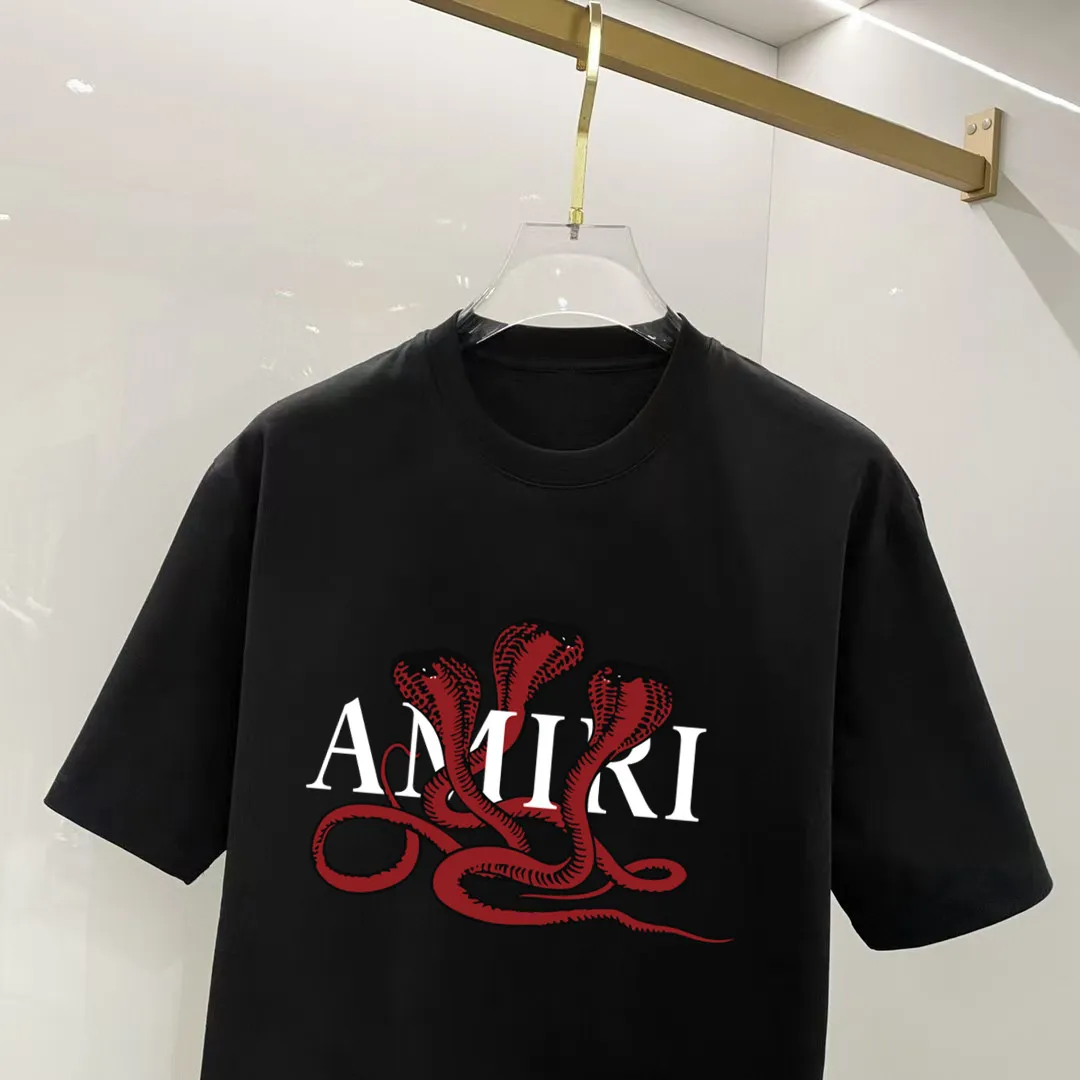 P140 AMIRI# 2025 spring and summer new style debut counter, the latest short-sleeved round neck T-shirt, high-end custom design, avant-garde and fashionable! The brand logo is designed with heavy craftsmanship. High-end customized 250g Xinjiang long-staple cotton fabric. Soft to the touch. Comfortable to wear. Exquisite stitching at the counter level. Fine workmanship. The upper body effect is incomparably handsome! A must-have item for a stylish man! Color: black. White! Size: S M L