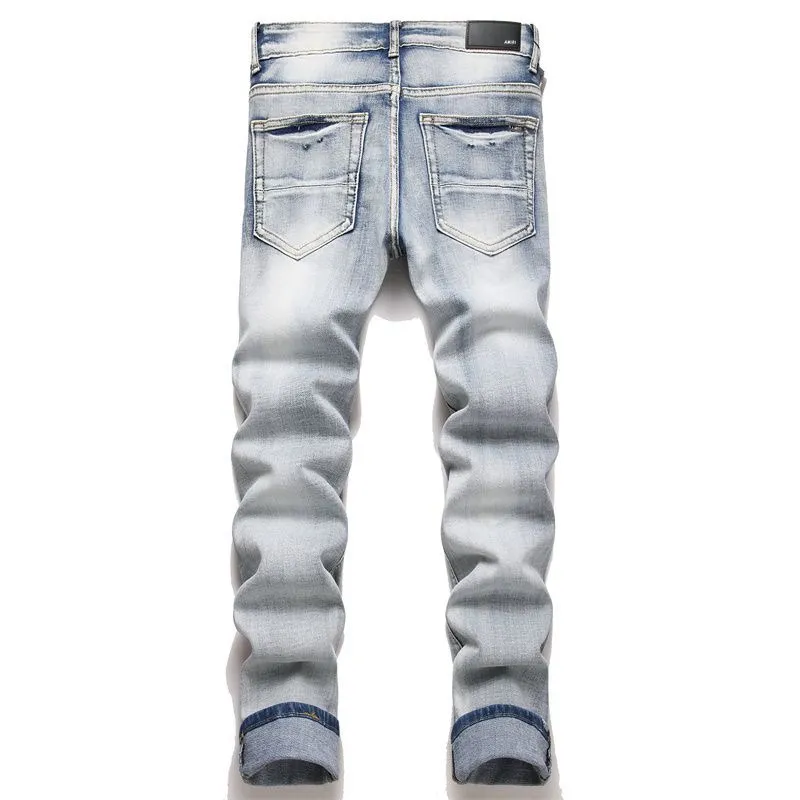 P186 Top replica AMIRI splash-ink medal patch embroidered jeans trousers AMIRI high street basic ripped tight stretch jeans trousers Amiriamiri is transliterated as Emil, which is the name of the founder. Mike Amiri, the founder of amiri, grew up in Los Angeles, USA. He was influenced by the local street culture Rock since childhood, so he founded the amiri brand named after himself. A variety of trendy brand clothing meets the needs of different fashion players. Amiri clothing has novel and unique styles and is a well-known street brand in the United States. Many of its styles and styles are loved by many street photographers. Various clothing styles meet the needs of different people, show their unique temperament, and show the trend of dressing. amiri's jeans are relatively famous. Not only do they have many styles, but the quality of the jeans is also very good. Many celebrities have also worn amiri brand jeans.  The jeans of the amiri brand break through the production process and cutting of the original jeans. The fabrics are relatively soft and comfortable, and are not as hard as some jeans, which can irritate the skin and cause the skin to bleed when worn. Los Angeles trendy brand Amiri's jeans are made with great detail from tailoring to texture, adding wrinkles, bullet holes, damage and other details to add to the trendiness of the jeans. You can choose the style that suits you according to your own needs. Only when you wear a suitable style can you have a certain sense of fashion.  In recent years, high street has become a word that appears more and more frequently in men's clothing. High street style has also become an important direction for everyone's matching. High street related items are basically inseparable from oversize or off-shoulder tops. The lower body is matched with trackpants or tight-fitting denim. In my opinion, the most representative one is perhaps annihilation. Color; picture color Size: m l xl xxl