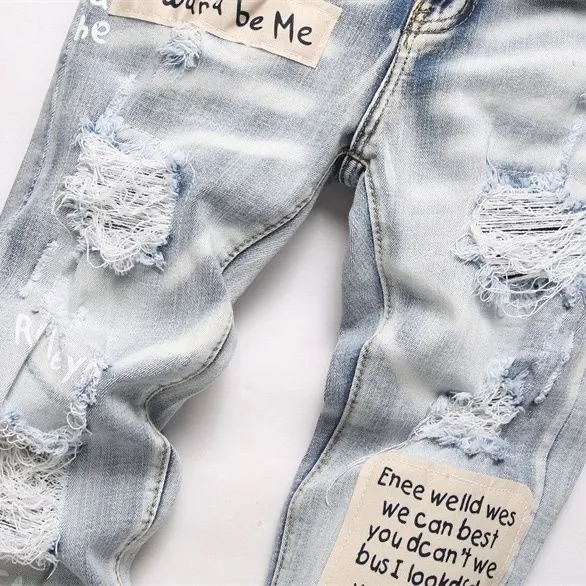 P186 Top replica AMIRI splash-ink medal patch embroidered jeans trousers AMIRI high street basic ripped tight stretch jeans trousers Amiriamiri is transliterated as Emil, which is the name of the founder. Mike Amiri, the founder of amiri, grew up in Los Angeles, USA. He was influenced by the local street culture Rock since childhood, so he founded the amiri brand named after himself. A variety of trendy brand clothing meets the needs of different fashion players. Amiri clothing has novel and unique styles and is a well-known street brand in the United States. Many of its styles and styles are loved by many street photographers. Various clothing styles meet the needs of different people, show their unique temperament, and show the trend of dressing. amiri's jeans are relatively famous. Not only do they have many styles, but the quality of the jeans is also very good. Many celebrities have also worn amiri brand jeans.  The jeans of the amiri brand break through the production process and cutting of the original jeans. The fabrics are relatively soft and comfortable, and are not as hard as some jeans, which can irritate the skin and cause the skin to bleed when worn. Los Angeles trendy brand Amiri's jeans are made with great detail from tailoring to texture, adding wrinkles, bullet holes, damage and other details to add to the trendiness of the jeans. You can choose the style that suits you according to your own needs. Only when you wear a suitable style can you have a certain sense of fashion.  In recent years, high street has become a word that appears more and more frequently in men's clothing. High street style has also become an important direction for everyone's matching. High street related items are basically inseparable from oversize or off-shoulder tops. The lower body is matched with trackpants or tight-fitting denim. In my opinion, the most representative one is perhaps annihilation. Color; picture color Size: m l xl xxl