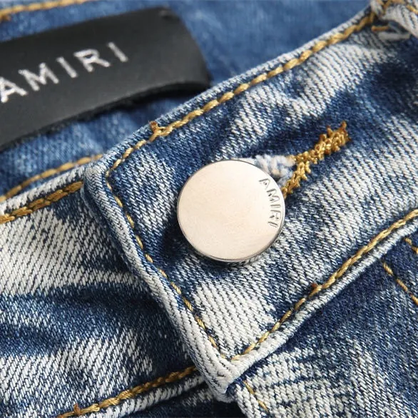 P186 Top replica AMIRI splash-ink medal patch embroidered jeans trousers AMIRI high street basic ripped tight stretch jeans trousers Amiriamiri is transliterated as Emil, which is the name of the founder. Mike Amiri, the founder of amiri, grew up in Los Angeles, USA. He was influenced by the local street culture Rock since childhood, so he founded the amiri brand named after himself. A variety of trendy brand clothing meets the needs of different fashion players. Amiri clothing has novel and unique styles and is a well-known street brand in the United States. Many of its styles and styles are loved by many street photographers. Various clothing styles meet the needs of different people, show their unique temperament, and show the trend of dressing. amiri's jeans are relatively famous. Not only do they have many styles, but the quality of the jeans is also very good. Many celebrities have also worn amiri brand jeans.  The jeans of the amiri brand break through the production process and cutting of the original jeans. The fabrics are relatively soft and comfortable, and are not as hard as some jeans, which can irritate the skin and cause the skin to bleed when worn. Los Angeles trendy brand Amiri's jeans are made with great detail from tailoring to texture, adding wrinkles, bullet holes, damage and other details to add to the trendiness of the jeans. You can choose the style that suits you according to your own needs. Only when you wear a suitable style can you have a certain sense of fashion.  In recent years, high street has become a word that appears more and more frequently in men's clothing. High street style has also become an important direction for everyone's matching. High street related items are basically inseparable from oversize or off-shoulder tops. The lower body is matched with trackpants or tight-fitting denim. In my opinion, the most representative one is perhaps annihilation. Color; picture color Size: m l xl xxl