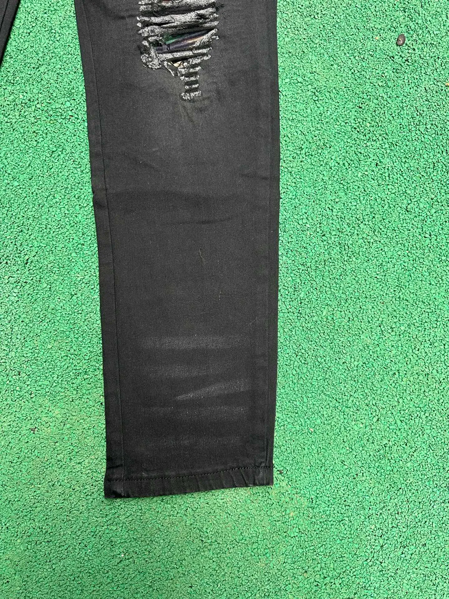 #M93 P168💰 AMIRI patch embroidery jeans trousers AMIRI high street basic ripped tight elastic jeans trousers amiri brand jeans break the production process and cutting of the original jeans, the fabrics are softer and more comfortable Hand-sewn collar label Customized logo buttons Genuine leather tag Color: Picture color Size: 30-32-34-36