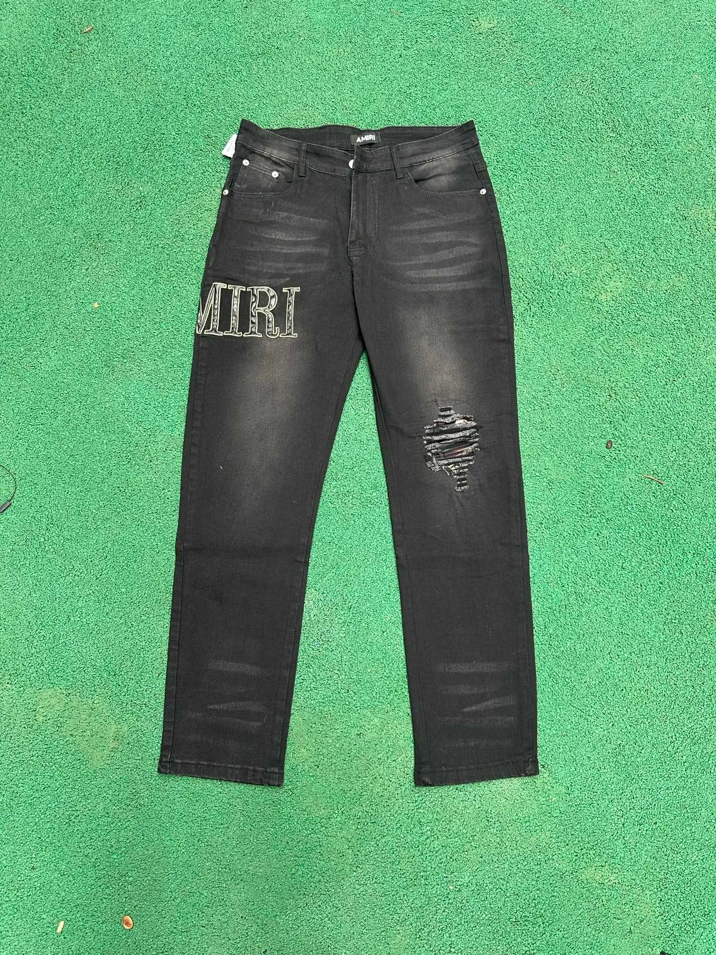 #M93 P168💰 AMIRI patch embroidery jeans trousers AMIRI high street basic ripped tight elastic jeans trousers amiri brand jeans break the production process and cutting of the original jeans, the fabrics are softer and more comfortable Hand-sewn collar label Customized logo buttons Genuine leather tag Color: Picture color Size: 30-32-34-36
