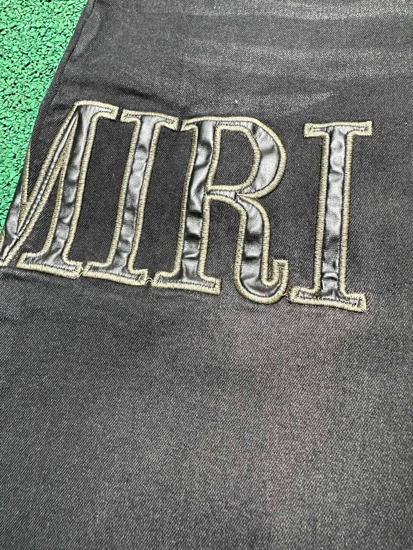 #M93 P168💰 AMIRI patch embroidery jeans trousers AMIRI high street basic ripped tight elastic jeans trousers amiri brand jeans break the production process and cutting of the original jeans, the fabrics are softer and more comfortable Hand-sewn collar label Customized logo buttons Genuine leather tag Color: Picture color Size: 30-32-34-36
