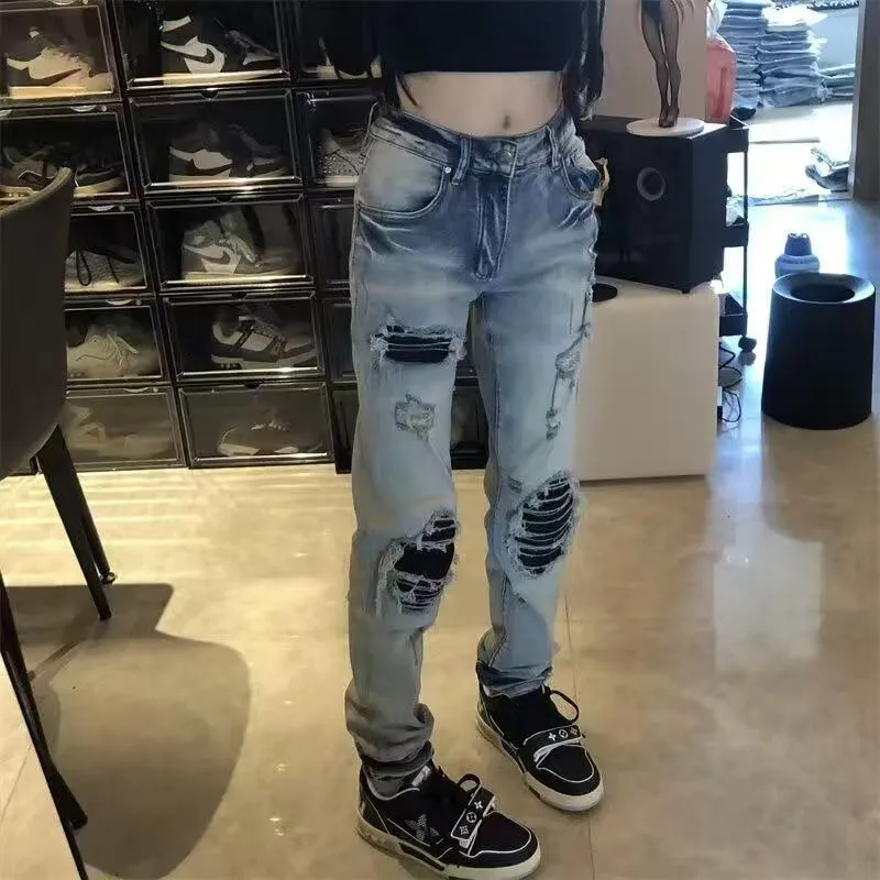 P166 Top replica AMIRI jeans trousers AMIRI high street basic ripped tight stretch jeans trousers Amiriamiri is transliterated as Emil, which is the name of the founder. Mike Amiri, the founder of amiri, grew up in Los Angeles, USA. He was influenced by the local street culture Rock since he was a child, so he founded the amiri brand named after himself. A variety of trendy clothing meets the needs of different fashion players. Amiri clothing has novel and unique styles and is a well-known street brand in the United States. Many of its styles and styles are loved by many street photographers. Various clothing styles meet the needs of different people, show their unique temperament, and show the trend of dressing. amiri's jeans are relatively famous. Not only do they have many styles, but the quality of the jeans is also very good. Many celebrities have also worn amiri brand jeans.  The jeans of the amiri brand break through the production process and cutting of the original jeans. The fabrics are relatively soft and comfortable, and are not as hard as some jeans, which can irritate the skin and cause the skin to bleed when worn. Los Angeles trendy brand Amiri's jeans are made with great detail from tailoring to texture, adding wrinkles, bullet holes, damage and other details to add to the trendiness of the jeans. You can choose the style that suits you according to your own needs. Only when you wear a suitable style can you have a certain sense of fashion.  In recent years, high street has become a word that appears more and more frequently in men's clothing. High street style has also become an important direction for everyone's matching. High street related items are basically inseparable from oversize or off-shoulder tops. The lower body is matched with trackpants or tight-fitting denim. In my opinion, the most representative one is perhaps annihilation. Color; picture color Size: m l xl xxl