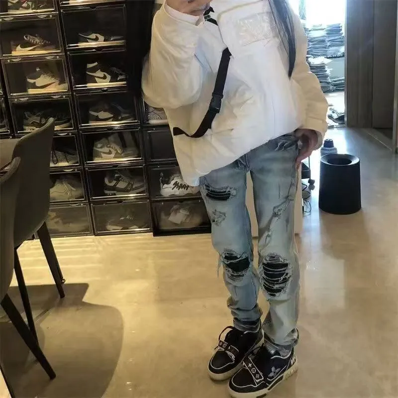 P166 Top replica AMIRI jeans trousers AMIRI high street basic ripped tight stretch jeans trousers Amiriamiri is transliterated as Emil, which is the name of the founder. Mike Amiri, the founder of amiri, grew up in Los Angeles, USA. He was influenced by the local street culture Rock since he was a child, so he founded the amiri brand named after himself. A variety of trendy clothing meets the needs of different fashion players. Amiri clothing has novel and unique styles and is a well-known street brand in the United States. Many of its styles and styles are loved by many street photographers. Various clothing styles meet the needs of different people, show their unique temperament, and show the trend of dressing. amiri's jeans are relatively famous. Not only do they have many styles, but the quality of the jeans is also very good. Many celebrities have also worn amiri brand jeans.  The jeans of the amiri brand break through the production process and cutting of the original jeans. The fabrics are relatively soft and comfortable, and are not as hard as some jeans, which can irritate the skin and cause the skin to bleed when worn. Los Angeles trendy brand Amiri's jeans are made with great detail from tailoring to texture, adding wrinkles, bullet holes, damage and other details to add to the trendiness of the jeans. You can choose the style that suits you according to your own needs. Only when you wear a suitable style can you have a certain sense of fashion.  In recent years, high street has become a word that appears more and more frequently in men's clothing. High street style has also become an important direction for everyone's matching. High street related items are basically inseparable from oversize or off-shoulder tops. The lower body is matched with trackpants or tight-fitting denim. In my opinion, the most representative one is perhaps annihilation. Color; picture color Size: m l xl xxl