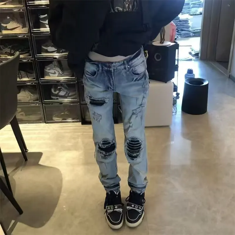 P166 Top replica AMIRI jeans trousers AMIRI high street basic ripped tight stretch jeans trousers Amiriamiri is transliterated as Emil, which is the name of the founder. Mike Amiri, the founder of amiri, grew up in Los Angeles, USA. He was influenced by the local street culture Rock since he was a child, so he founded the amiri brand named after himself. A variety of trendy clothing meets the needs of different fashion players. Amiri clothing has novel and unique styles and is a well-known street brand in the United States. Many of its styles and styles are loved by many street photographers. Various clothing styles meet the needs of different people, show their unique temperament, and show the trend of dressing. amiri's jeans are relatively famous. Not only do they have many styles, but the quality of the jeans is also very good. Many celebrities have also worn amiri brand jeans.  The jeans of the amiri brand break through the production process and cutting of the original jeans. The fabrics are relatively soft and comfortable, and are not as hard as some jeans, which can irritate the skin and cause the skin to bleed when worn. Los Angeles trendy brand Amiri's jeans are made with great detail from tailoring to texture, adding wrinkles, bullet holes, damage and other details to add to the trendiness of the jeans. You can choose the style that suits you according to your own needs. Only when you wear a suitable style can you have a certain sense of fashion.  In recent years, high street has become a word that appears more and more frequently in men's clothing. High street style has also become an important direction for everyone's matching. High street related items are basically inseparable from oversize or off-shoulder tops. The lower body is matched with trackpants or tight-fitting denim. In my opinion, the most representative one is perhaps annihilation. Color; picture color Size: m l xl xxl