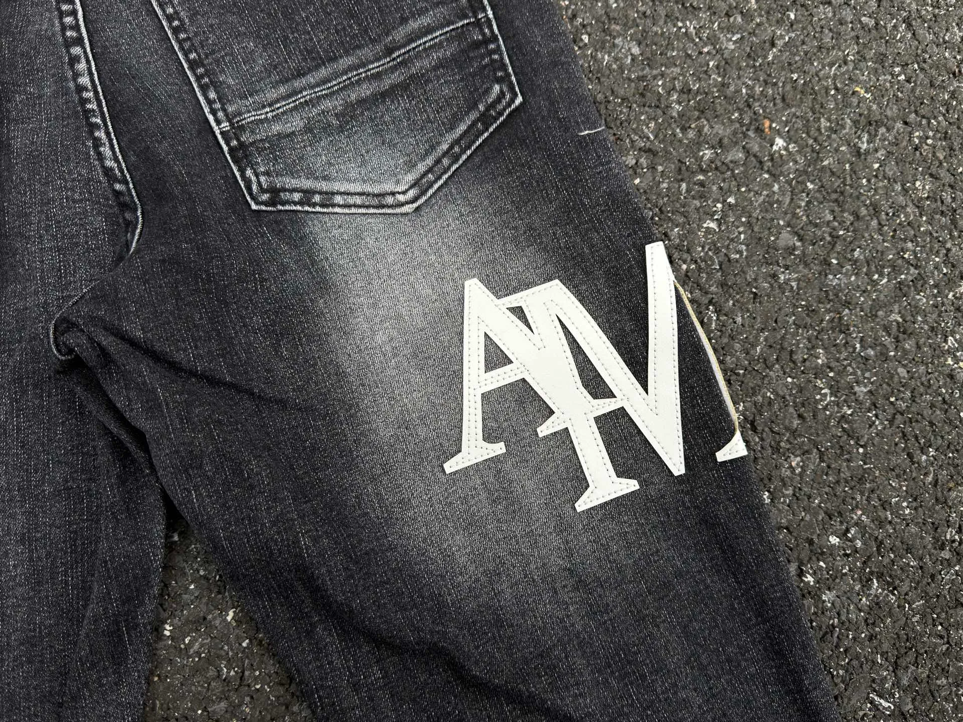 P240 💰AM02 AMIRI new jeans, washed ripped holes, whiskering leather denim trousers, same style for men and women Size: S-XL (28-34)