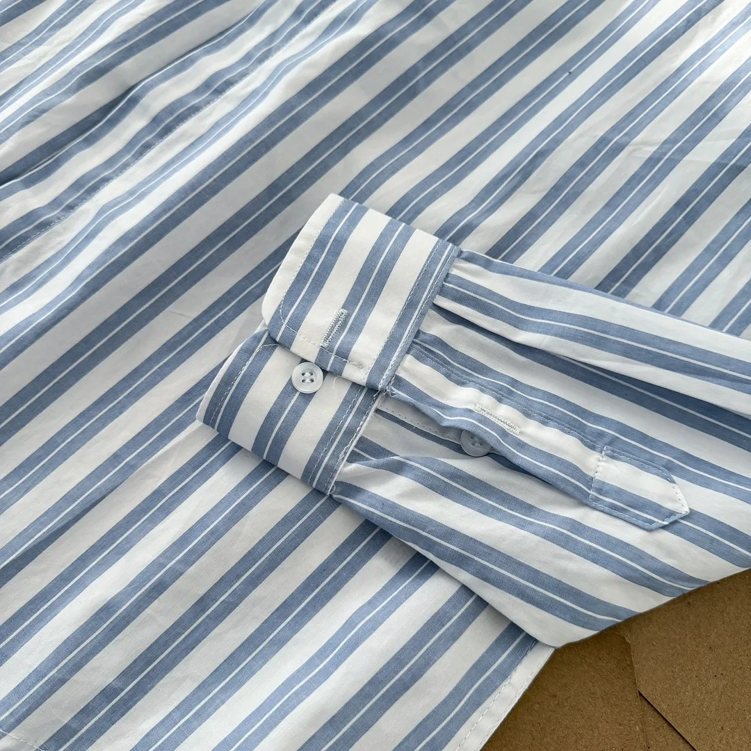 Ami Paris Oxford cotton button-down corner collar casual shirt-blue heart thick striped long-sleeved shirt-same style for men and women. Blue small love letter embroidery decoration fashionable and versatile long-sleeved shirt! On sale simultaneously at counters!  A well-known French affordable luxury fashion brand. The brand's classic elements are embellishments sought after by major celebrities. Its basic simple design and fashionable style make it a must-have couple's shirt for men and women!  Made of custom-woven 100% Oxford cloth pure cotton, it feels soft and delicate, has excellent moisture absorption and perspiration performance, and is very comfortable and skin-friendly when worn next to the skin! The chest of the shirt is decorated with the classic love letter A logo embroidery. The top-notch embroidery technology is tight, full and full of details, and is cleverly embellished with bright red. It carries all the eye-catching points. It follows the consistent minimalist French attitude. The fabric is soft and comfortable, suitable for any versatile casual shirt couple!  Color: Blue Stripe Size: S-XL S: Bust 106 Shoulder Width 47 Clothing Length 71 Sleeve Length 60 M: Bust 110 Shoulder Width 48 Clothing Length 73 Sleeve Length 61 L: Bust 114 Shoulder Width 49 Clothing Length 75 Sleeve Length 62