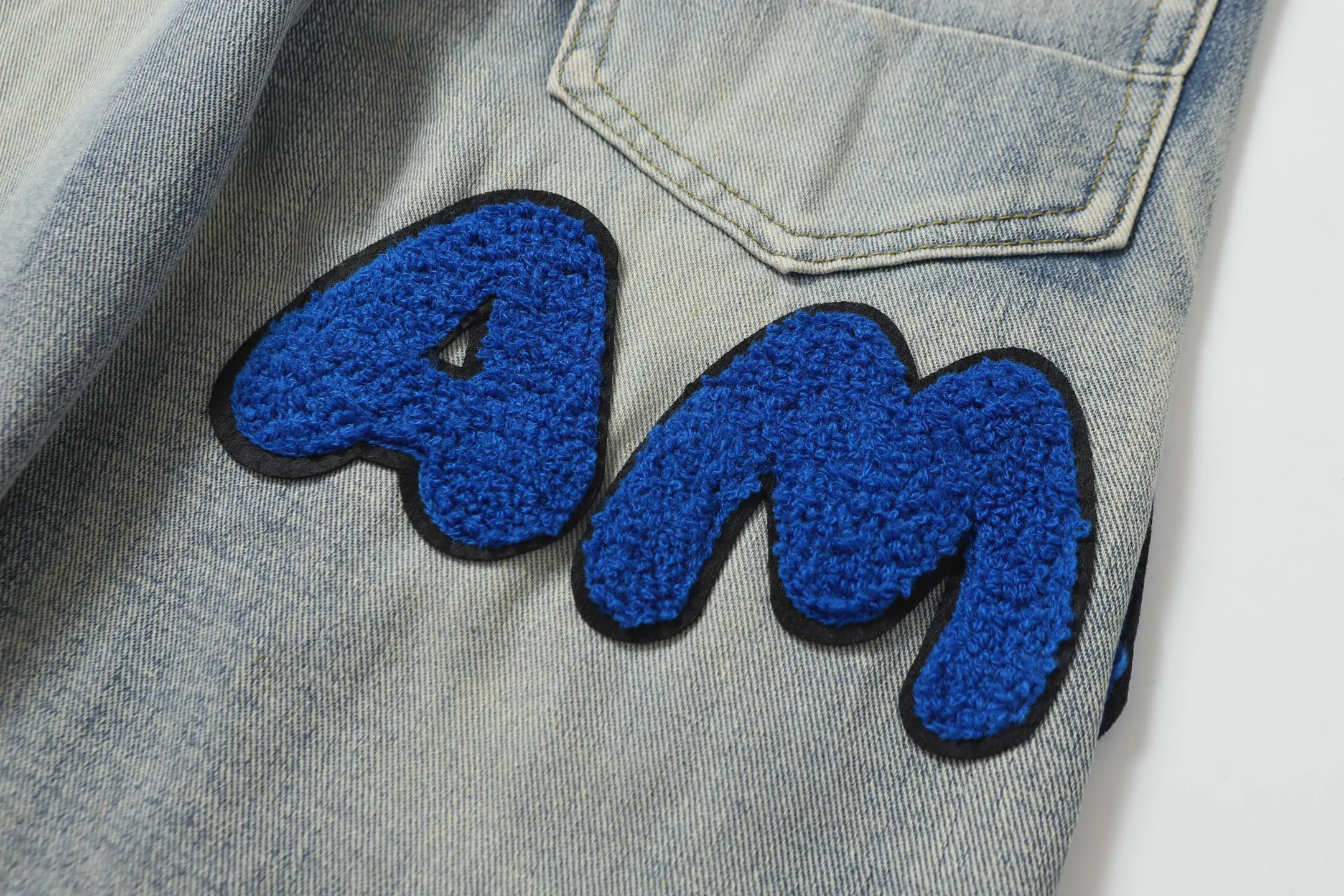 P236 Actual photo [High quality] Code: B08 Color: Picture color Size: S to XXXL AMIRI patch embroidery jeans trousers AMIRI high street basic ripped loose casual versatile jeans trousers amiri brand jeans break the production process and cutting of the original jeans, the fabrics are softer and more comfortable Hand-sewn collar label Customized logo buttons Genuine leather tag Size Pants length Waist Hips Unit cm S 98 68 100 M 99 72 104 L 100 76 108 XL 101 80 112 XXL 102 84 116 XXXL 103 88 120