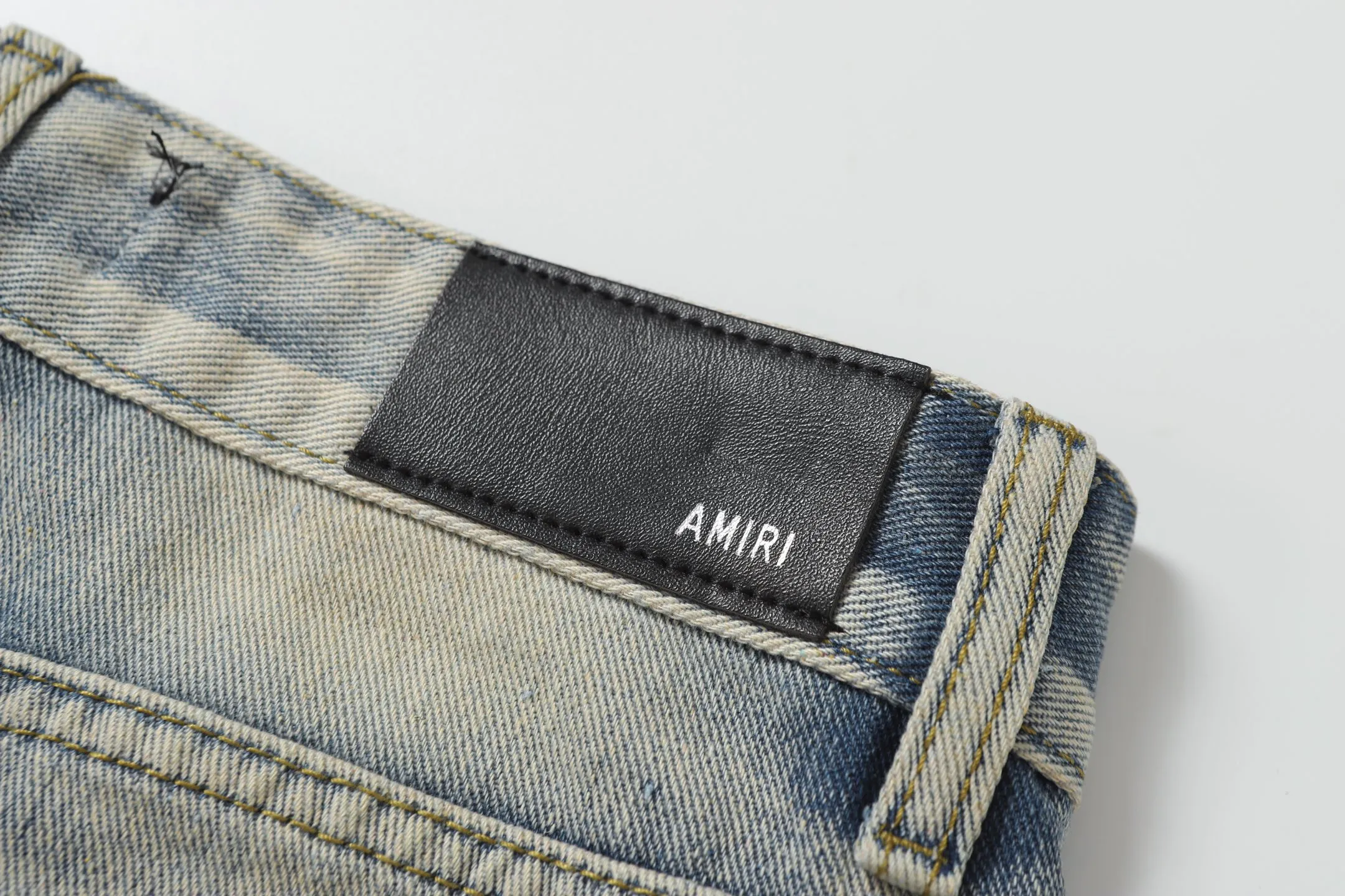 P236 Actual photo [High quality] Code: B08 Color: Picture color Size: S to XXXL AMIRI patch embroidery jeans trousers AMIRI high street basic ripped loose casual versatile jeans trousers amiri brand jeans break the production process and cutting of the original jeans, the fabrics are softer and more comfortable Hand-sewn collar label Customized logo buttons Genuine leather tag Size Pants length Waist Hips Unit cm S 98 68 100 M 99 72 104 L 100 76 108 XL 101 80 112 XXL 102 84 116 XXXL 103 88 120