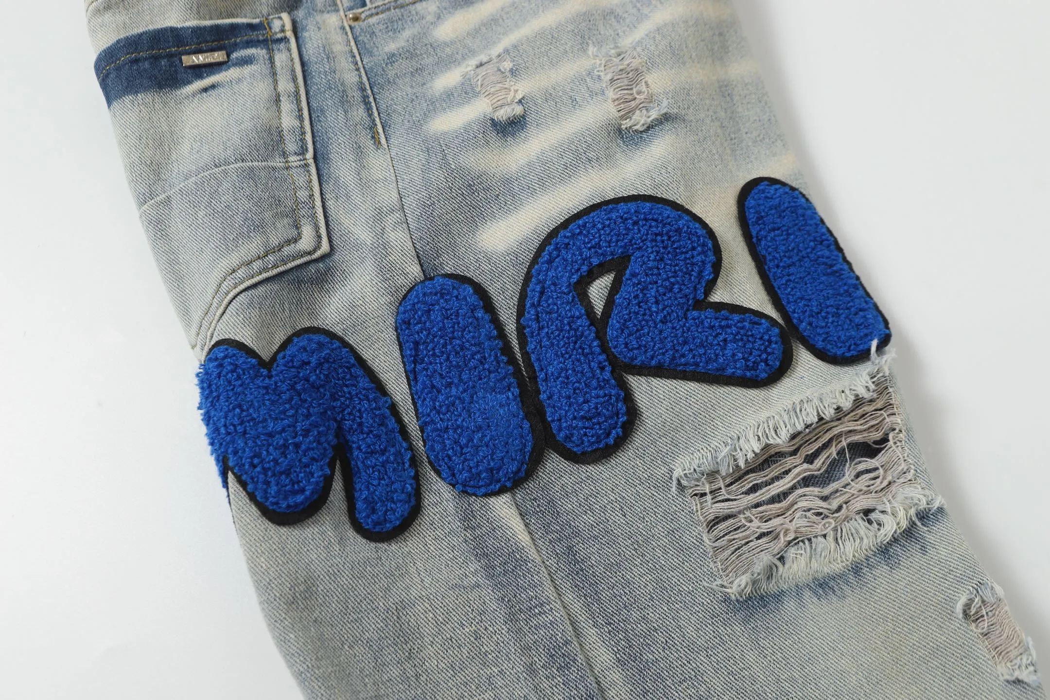 P236 Actual photo [High quality] Code: B08 Color: Picture color Size: S to XXXL AMIRI patch embroidery jeans trousers AMIRI high street basic ripped loose casual versatile jeans trousers amiri brand jeans break the production process and cutting of the original jeans, the fabrics are softer and more comfortable Hand-sewn collar label Customized logo buttons Genuine leather tag Size Pants length Waist Hips Unit cm S 98 68 100 M 99 72 104 L 100 76 108 XL 101 80 112 XXL 102 84 116 XXXL 103 88 120