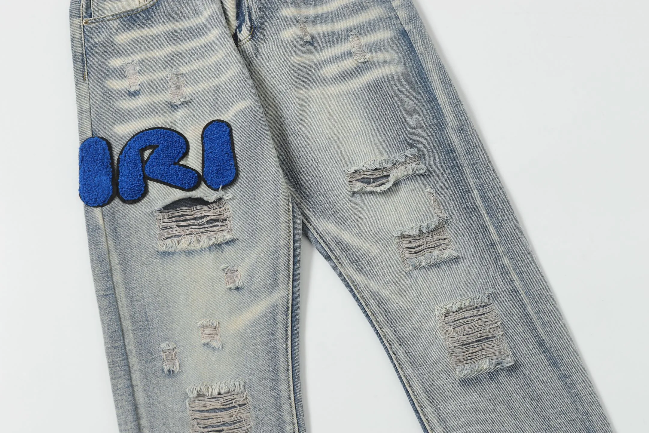 P236 Actual photo [High quality] Code: B08 Color: Picture color Size: S to XXXL AMIRI patch embroidery jeans trousers AMIRI high street basic ripped loose casual versatile jeans trousers amiri brand jeans break the production process and cutting of the original jeans, the fabrics are softer and more comfortable Hand-sewn collar label Customized logo buttons Genuine leather tag Size Pants length Waist Hips Unit cm S 98 68 100 M 99 72 104 L 100 76 108 XL 101 80 112 XXL 102 84 116 XXXL 103 88 120