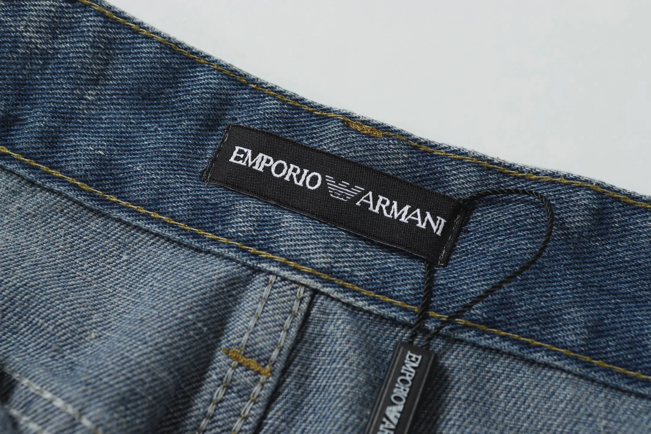 P236 Actual photo [High quality] Code: B08 Color: Picture color Size: S to XXXL AMIRI patch embroidery jeans trousers AMIRI high street basic ripped loose casual versatile jeans trousers amiri brand jeans break the production process and cutting of the original jeans, the fabrics are softer and more comfortable Hand-sewn collar label Customized logo buttons Genuine leather tag Size Pants length Waist Hips Unit cm S 98 68 100 M 99 72 104 L 100 76 108 XL 101 80 112 XXL 102 84 116 XXXL 103 88 120