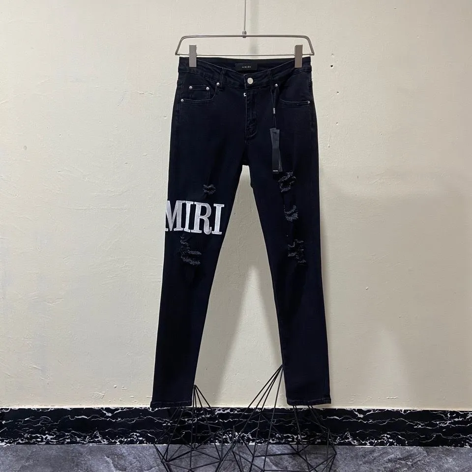 P180 Top replica AMIRI patch embroidered jeans trousers AMIRI high street basic ripped tight stretch jeans trousers Amiriamiri is transliterated as Emil, which is the name of the founder. Mike Amiri, the founder of amiri, grew up in Los Angeles, USA. He was influenced by the local street culture Rock since childhood, so he founded the amiri brand named after himself. A variety of trendy clothing meets the needs of different fashion players. Amiri clothing has novel and unique styles and is a well-known street brand in the United States. Many of its styles and styles are loved by many street photographers. Various clothing styles meet the needs of different people, show their unique temperament, and show the trend of dressing. amiri's jeans are relatively famous. Not only do they have many styles, but the quality of the jeans is also very good. Many celebrities have also worn amiri brand jeans.  The jeans of the amiri brand break through the production process and cutting of the original jeans. The fabrics are relatively soft and comfortable, and are not as hard as some jeans, which can irritate the skin and cause the skin to bleed when worn. Los Angeles trendy brand Amiri's jeans are made with great detail from tailoring to texture, adding wrinkles, bullet holes, damage and other details to add to the trendiness of the jeans. You can choose the style that suits you according to your own needs. Only when you wear a suitable style can you have a certain sense of fashion.  In recent years, high street has become a word that appears more and more frequently in men's clothing. High street style has also become an important direction for everyone's matching. High street related items are basically inseparable from oversize or off-shoulder tops. The lower body is matched with trackpants or tight-fitting denim. In my opinion, the most representative one is perhaps annihilation. Color; picture color Size: m l xl xxl