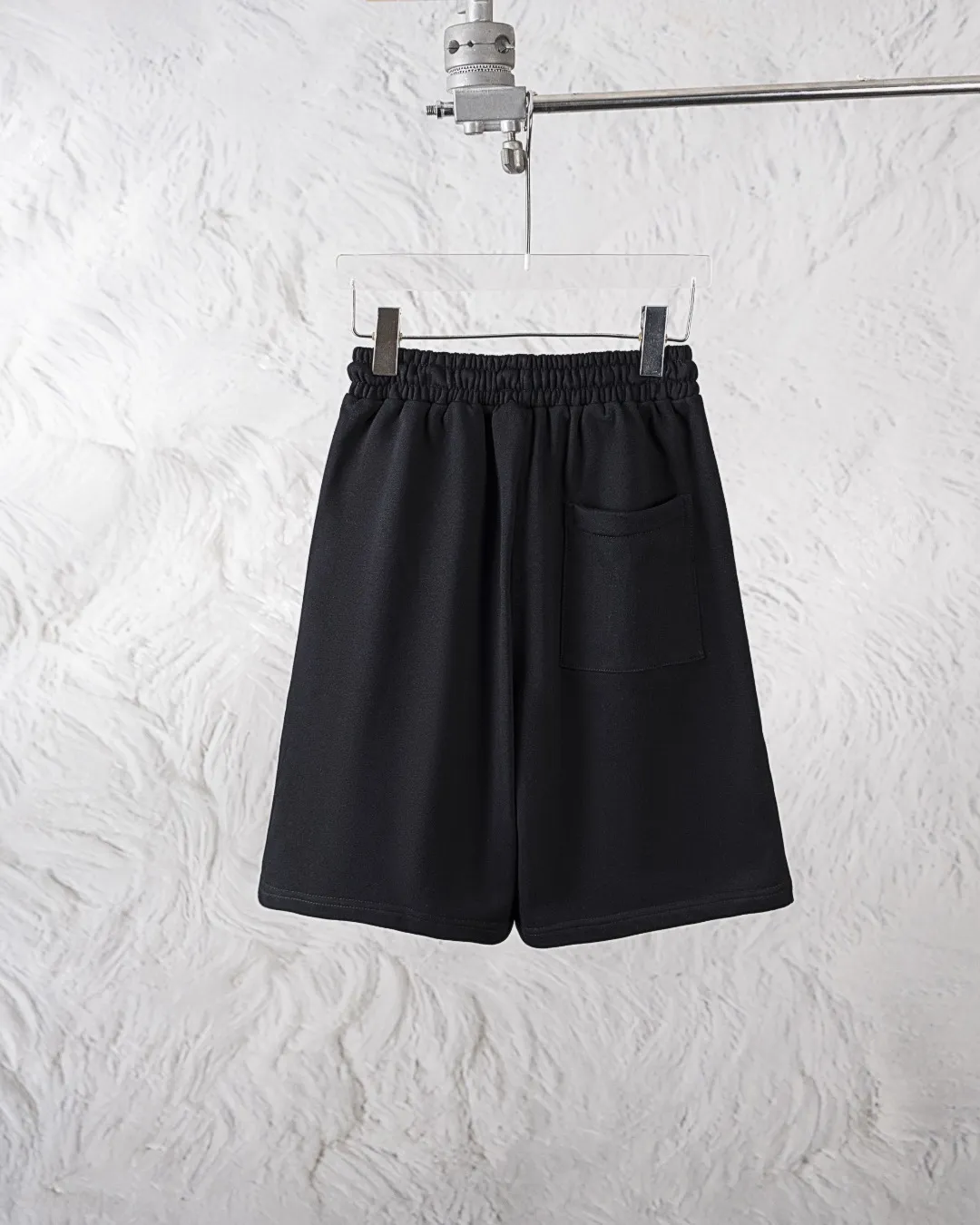 P180 AMIRI new shorts, classic printed shorts, light luxury, a must-have item for daily commuting for men and women, correct version, welcome to compare, detailed features · Made of 360g Xinjiang cotton double yarn fish scale terry fabric · Elastic waistband · Double needle stitching and cross-stitching process Color: black/grey Size: S M L XL XXL (please state your height and weight when placing an order)