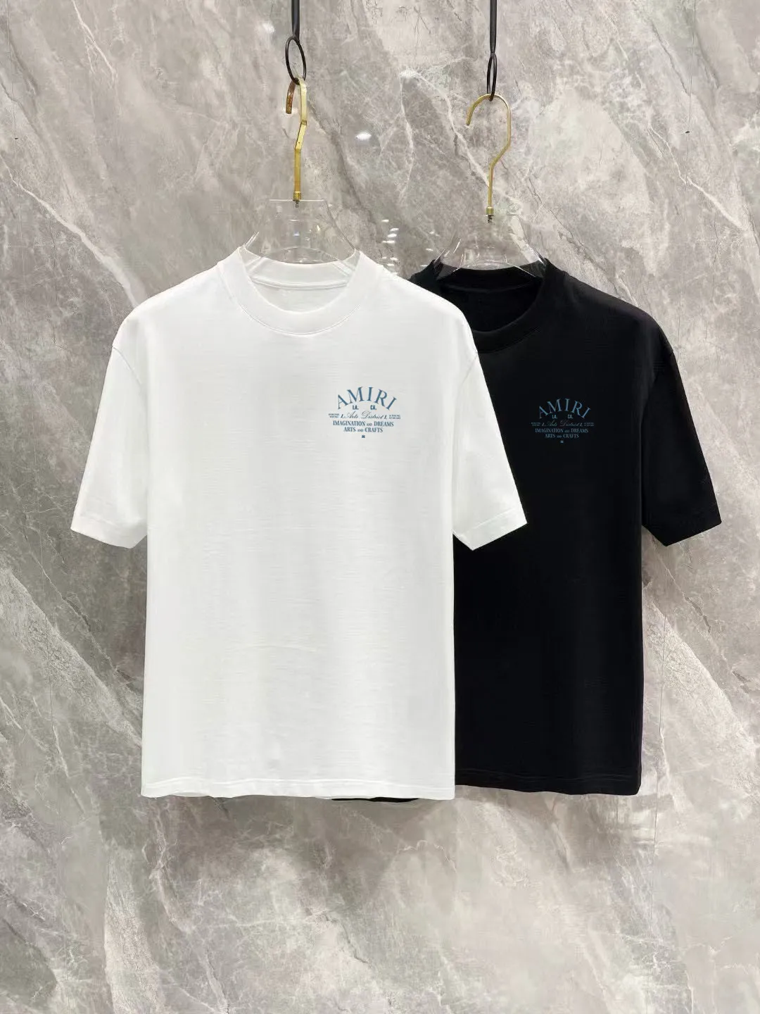 P150 AMIRI 2025 spring and summer new style debut counter, the latest short-sleeved round neck T-shirt, high-end custom design, avant-garde and fashionable! The brand logo is designed with heavy craftsmanship printing, 250 grams of Xinjiang long-staple cotton fabric, comfortable to wear. Counter-level exquisite stitching. Fine workmanship. The upper body effect is incomparably handsome! A must-have item for a stylish man! Color: Black White Size: S-2XL (sub-size) Slightly wide version Size: S M L Due to manual measurement, there is a deviation of about 1-3CM in the size, please forgive me.