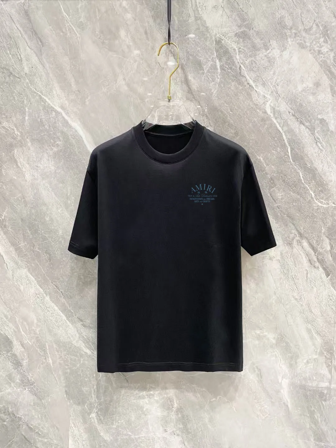P150 AMIRI 2025 spring and summer new style debut counter, the latest short-sleeved round neck T-shirt, high-end custom design, avant-garde and fashionable! The brand logo is designed with heavy craftsmanship printing, 250 grams of Xinjiang long-staple cotton fabric, comfortable to wear. Counter-level exquisite stitching. Fine workmanship. The upper body effect is incomparably handsome! A must-have item for a stylish man! Color: Black White Size: S-2XL (sub-size) Slightly wide version Size: S M L Due to manual measurement, there is a deviation of about 1-3CM in the size, please forgive me.
