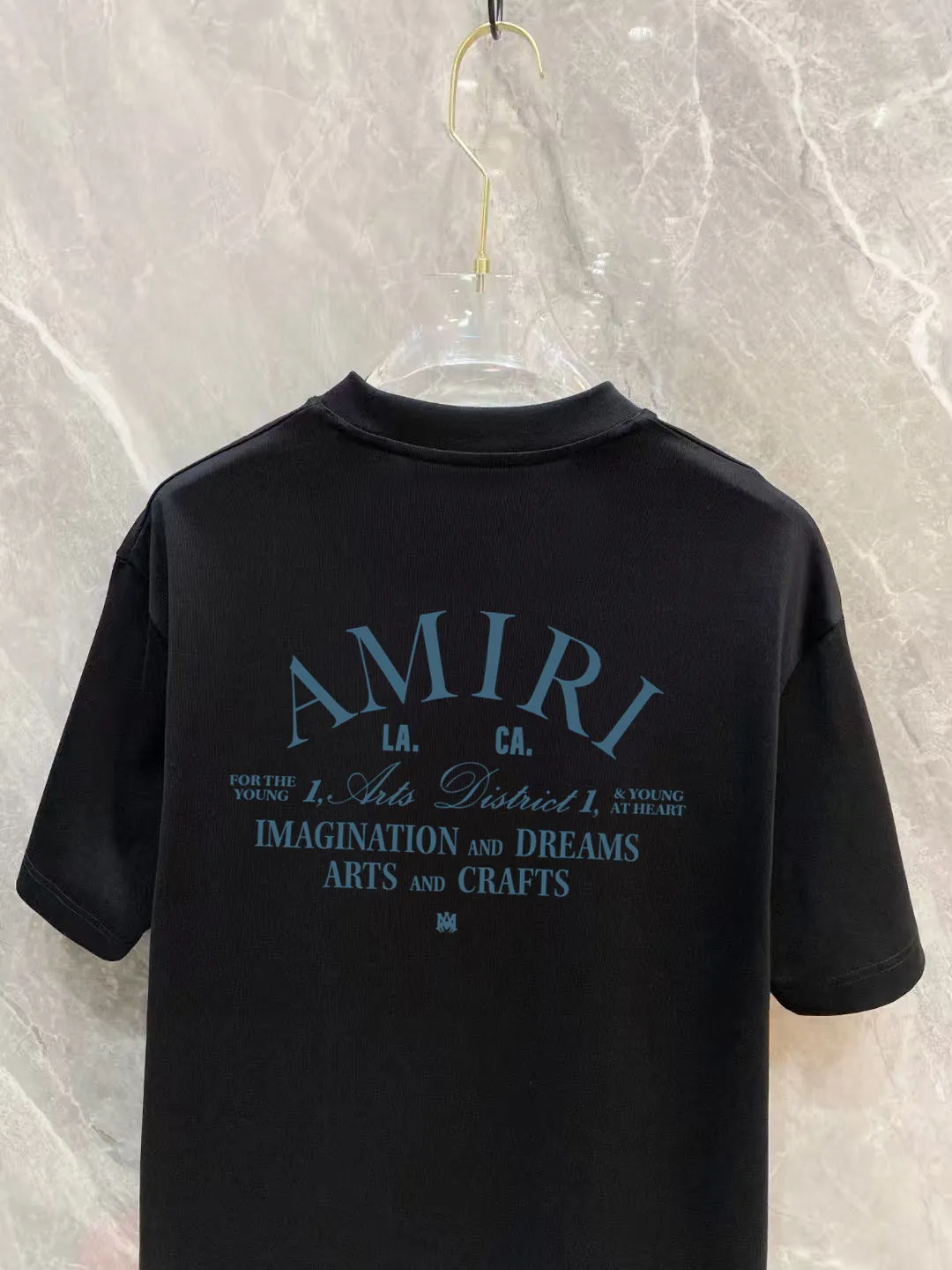 P150 AMIRI 2025 spring and summer new style debut counter, the latest short-sleeved round neck T-shirt, high-end custom design, avant-garde and fashionable! The brand logo is designed with heavy craftsmanship printing, 250 grams of Xinjiang long-staple cotton fabric, comfortable to wear. Counter-level exquisite stitching. Fine workmanship. The upper body effect is incomparably handsome! A must-have item for a stylish man! Color: Black White Size: S-2XL (sub-size) Slightly wide version Size: S M L Due to manual measurement, there is a deviation of about 1-3CM in the size, please forgive me.