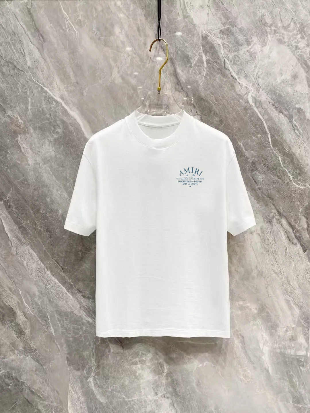 P150 AMIRI 2025 spring and summer new style debut counter, the latest short-sleeved round neck T-shirt, high-end custom design, avant-garde and fashionable! The brand logo is designed with heavy craftsmanship printing, 250 grams of Xinjiang long-staple cotton fabric, comfortable to wear. Counter-level exquisite stitching. Fine workmanship. The upper body effect is incomparably handsome! A must-have item for a stylish man! Color: Black White Size: S-2XL (sub-size) Slightly wide version Size: S M L Due to manual measurement, there is a deviation of about 1-3CM in the size, please forgive me.