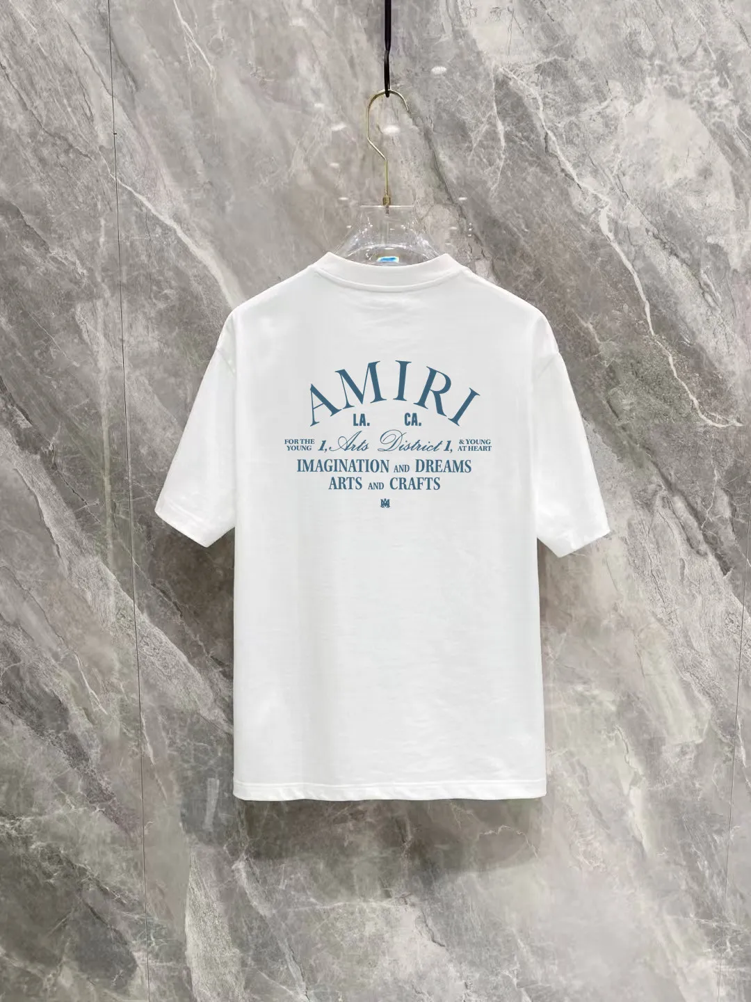 P150 AMIRI 2025 spring and summer new style debut counter, the latest short-sleeved round neck T-shirt, high-end custom design, avant-garde and fashionable! The brand logo is designed with heavy craftsmanship printing, 250 grams of Xinjiang long-staple cotton fabric, comfortable to wear. Counter-level exquisite stitching. Fine workmanship. The upper body effect is incomparably handsome! A must-have item for a stylish man! Color: Black White Size: S-2XL (sub-size) Slightly wide version Size: S M L Due to manual measurement, there is a deviation of about 1-3CM in the size, please forgive me.