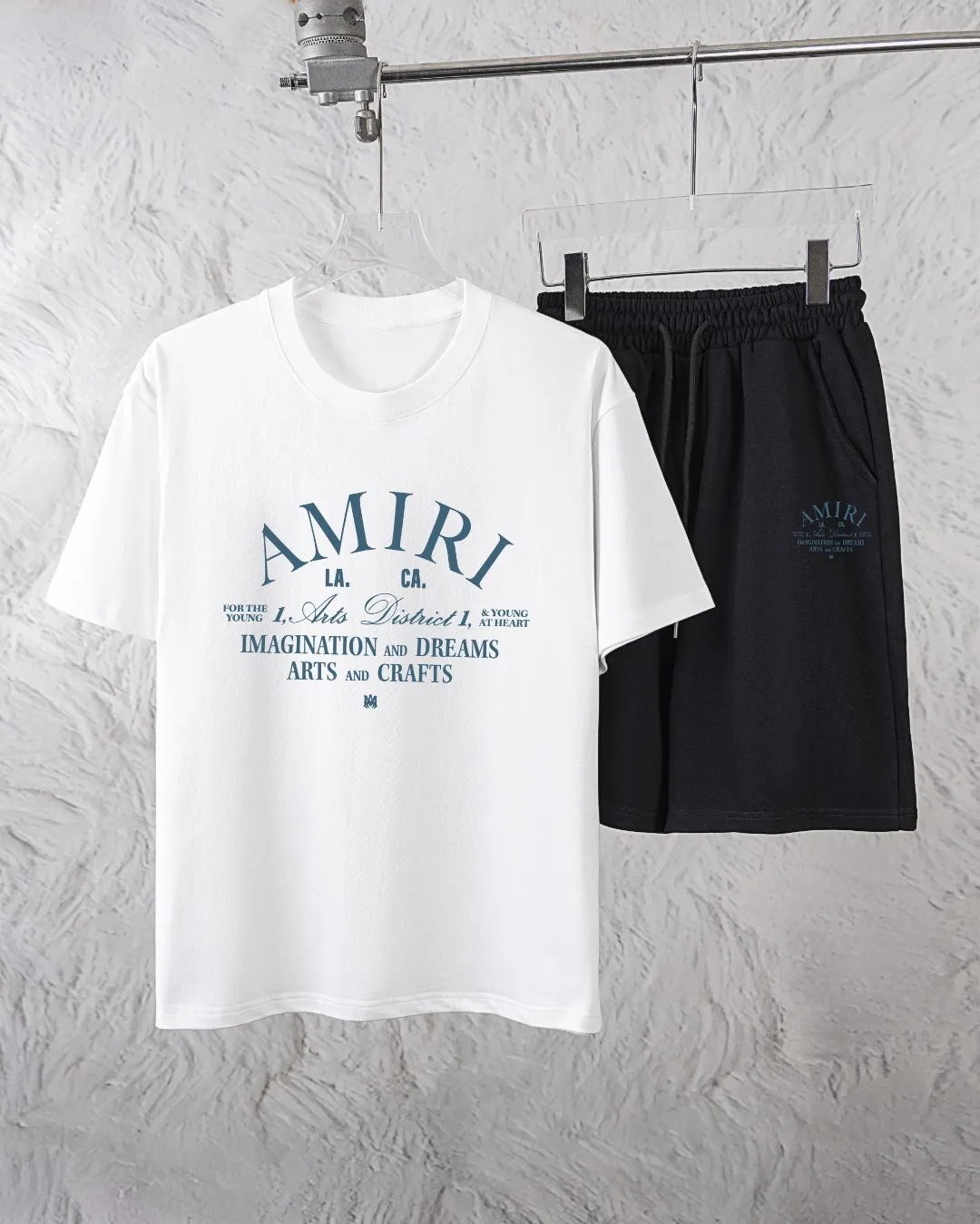 P280 AMIRI exclusively provides new trendy men’s fashionable round neck short-sleeved shorts suits, trendy and fashionable casual short-sleeved suits! It has high breathability and comfort, impeccable details, and brand element design concept, reflecting high quality. It presents a casual cut and the upper body shape is great! Material: 260g double yarn pure cotton short sleeves + 360g pure cotton terry shorts Size: S-XXL 🔥 (please state your height and weight when placing an order)