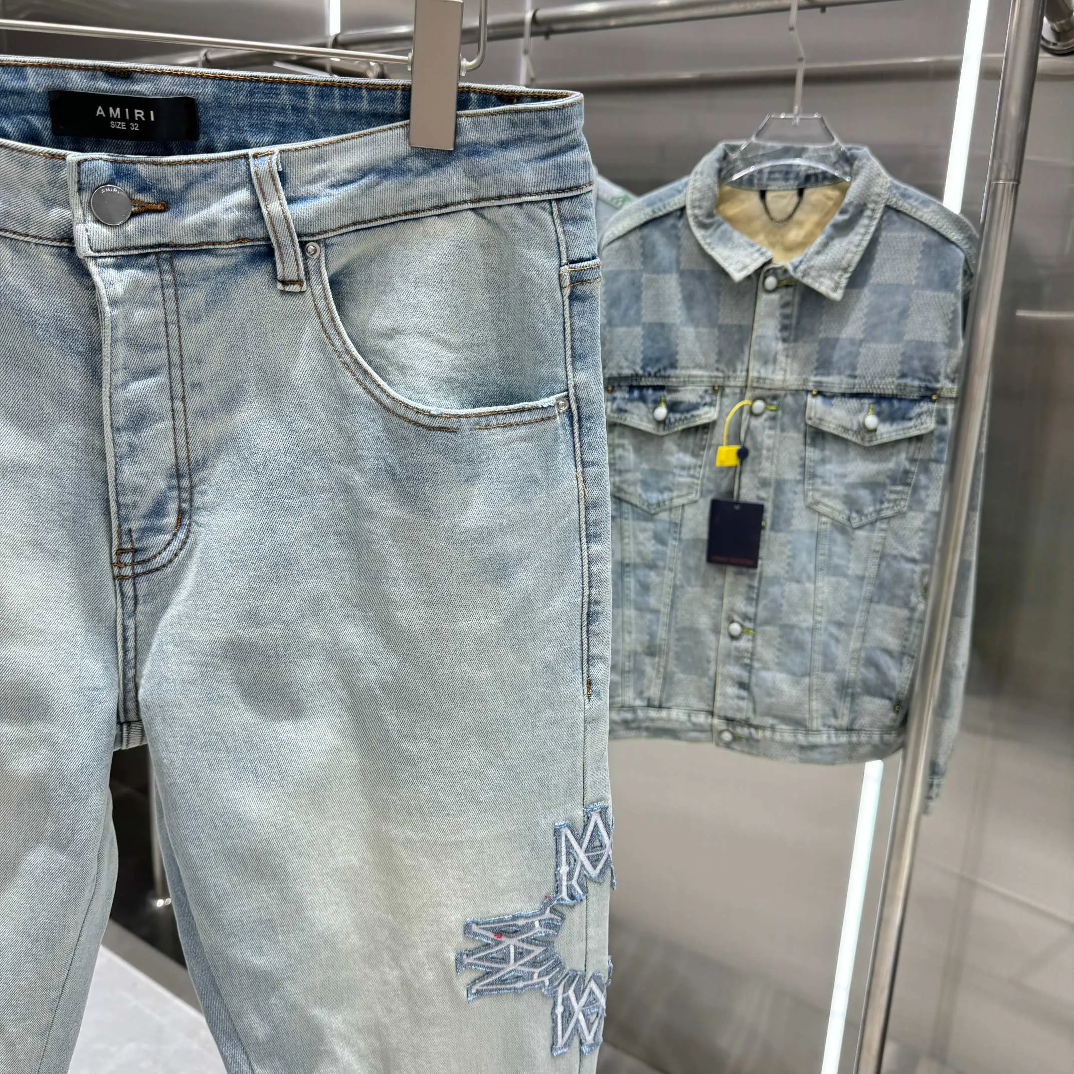 P290 Amiri ripped pattern embroidered street fashion slim fit stretch jeans Color light blue Size 30 32 34 36 38