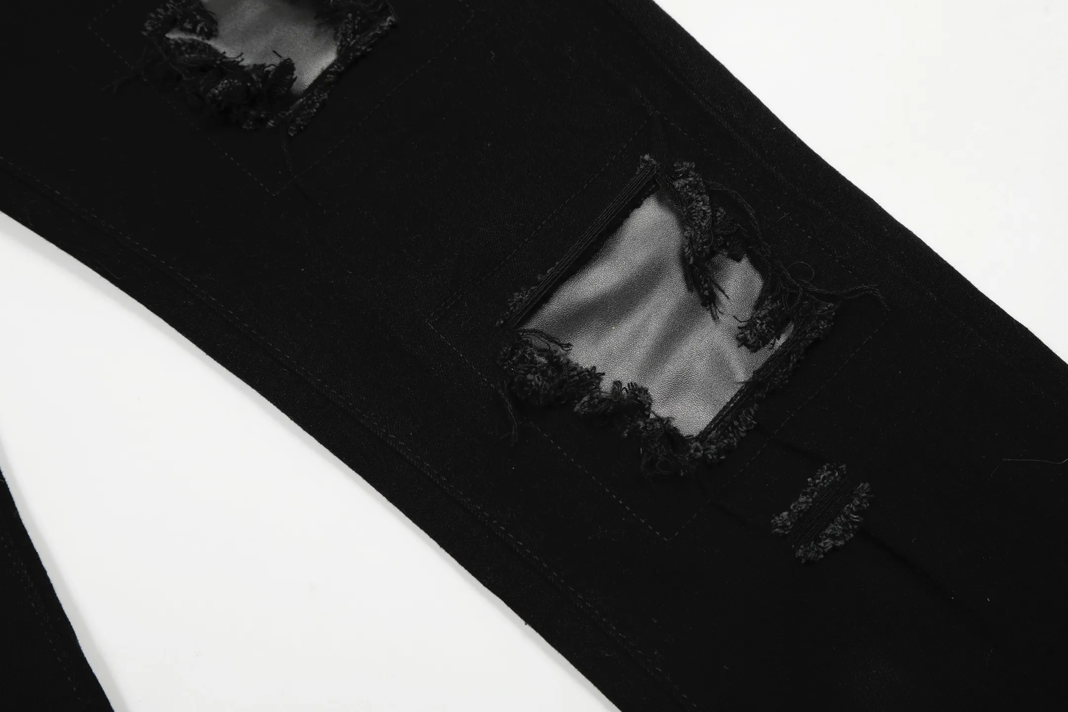 #M34 P168💰 Amiri classic embroidered patched leather ripped lettering jeans. Slim fit jeans. Produced by a major washed factory. Full of high-end. Partial destruction of the knees and patchwork design. Already used as a facade design. Leather waist nameplate. The focus of this style is not on the washing, but on the shape and version of the destruction. The secret lies in the craftsmanship of the master. The cost of post-processing, grinding, cutting, etc. is far beyond the cost of assembly line products. Color: Picture color Size: 30-32-34-36
